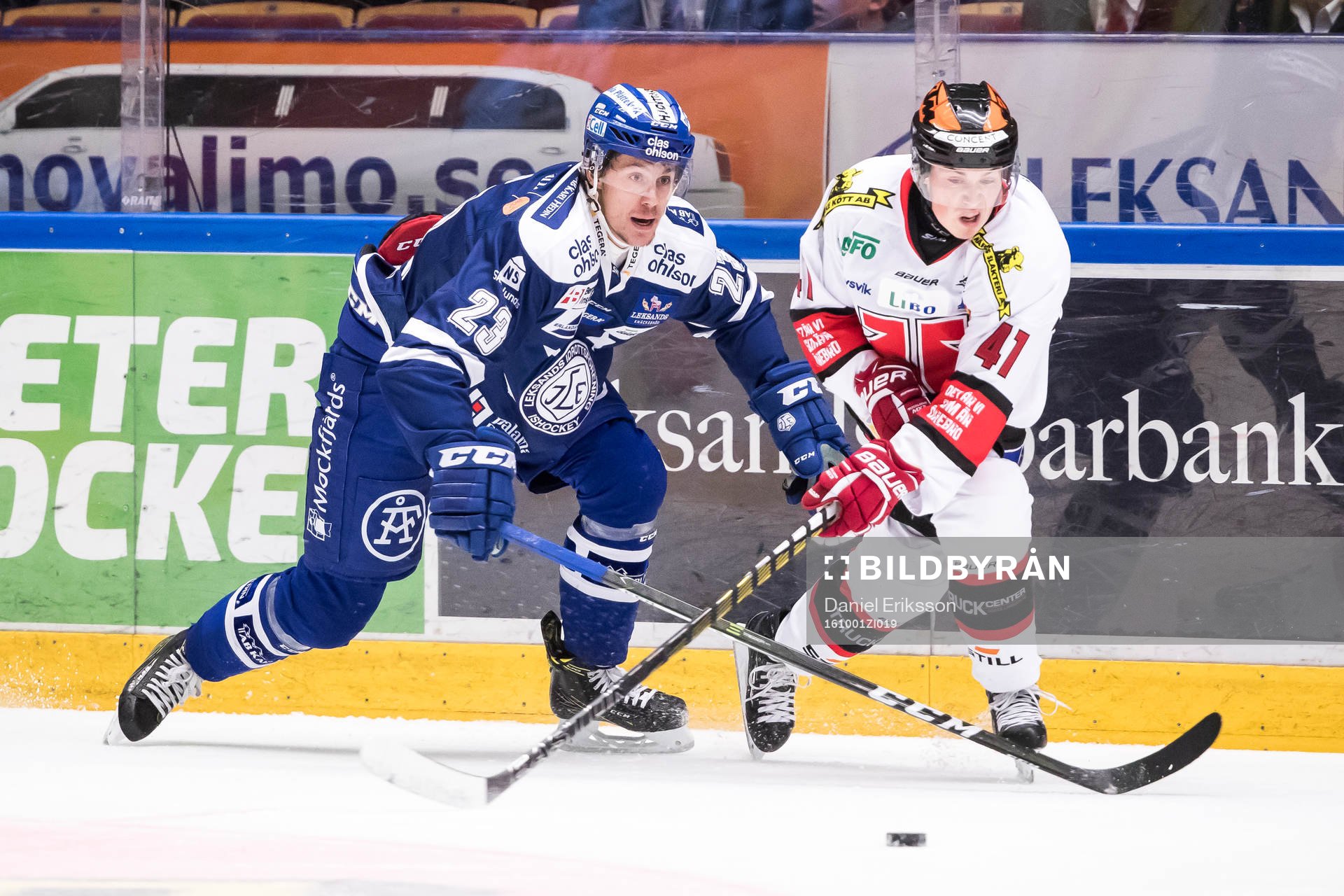 Leksands Sondre Olden och Örebros Joel Mustonen i kamp om
