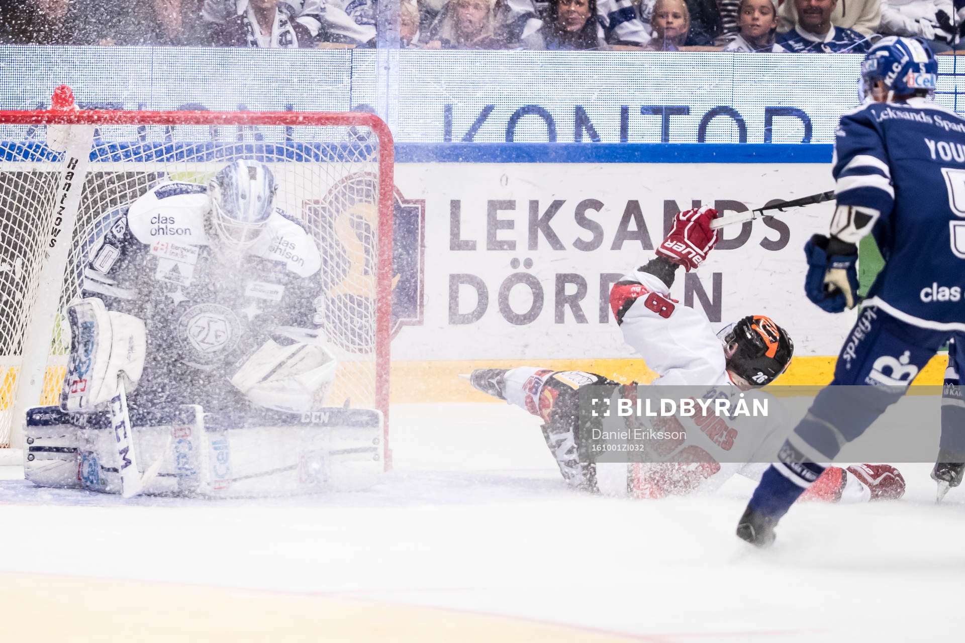 Leksands målvakt Henrik Haukeland räddar chans från