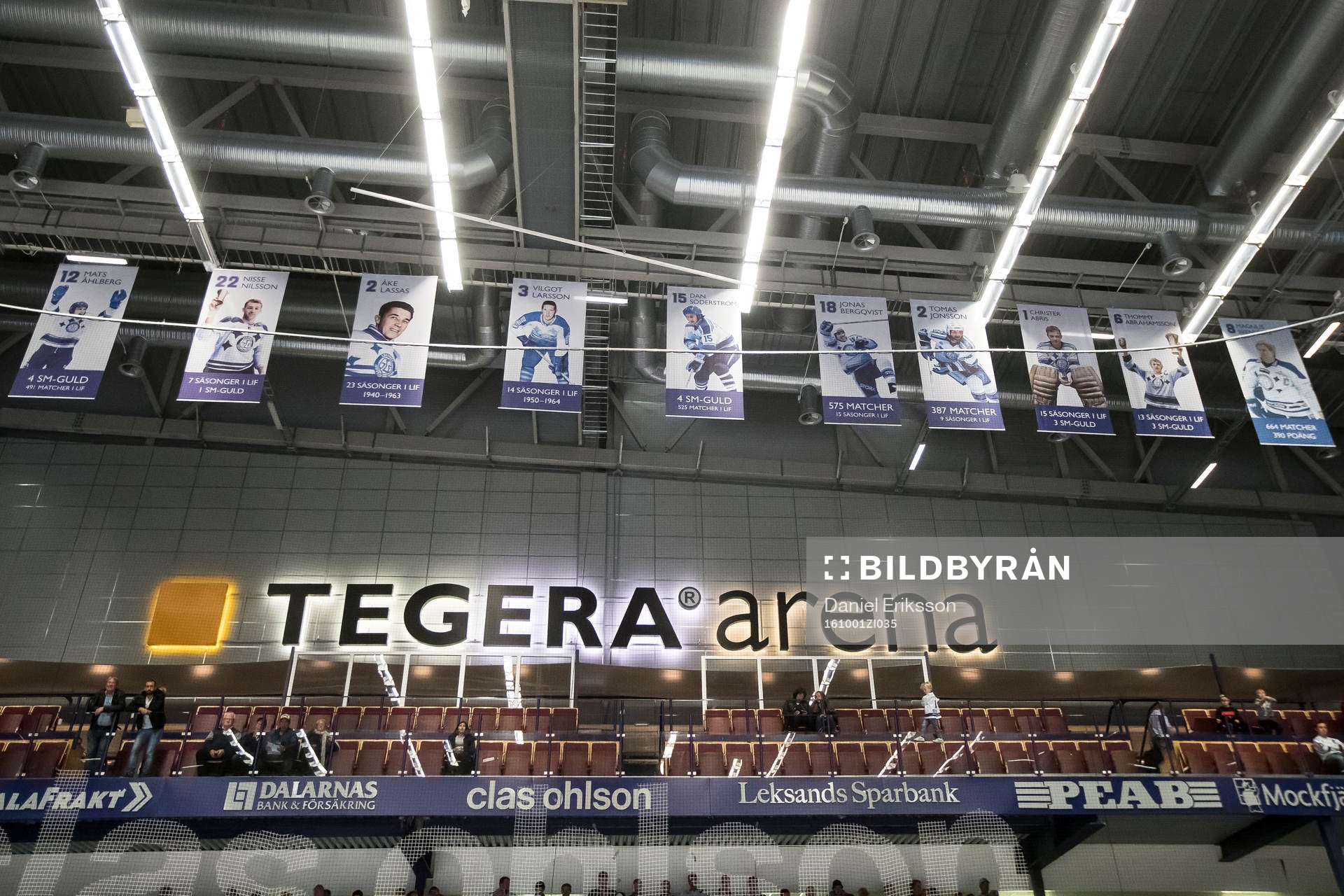 Hissade flaggor i taket på Tegera Arena i ishockeymatchen
