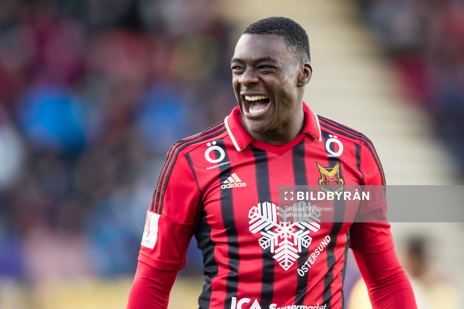 Östersunds Ken Sema jublar efter att han gjort 6-1 målet under fotbollsmatchen i Allsvenskan mellan Östersund och Falkenberg den 1 oktober 2016 i Östersund.