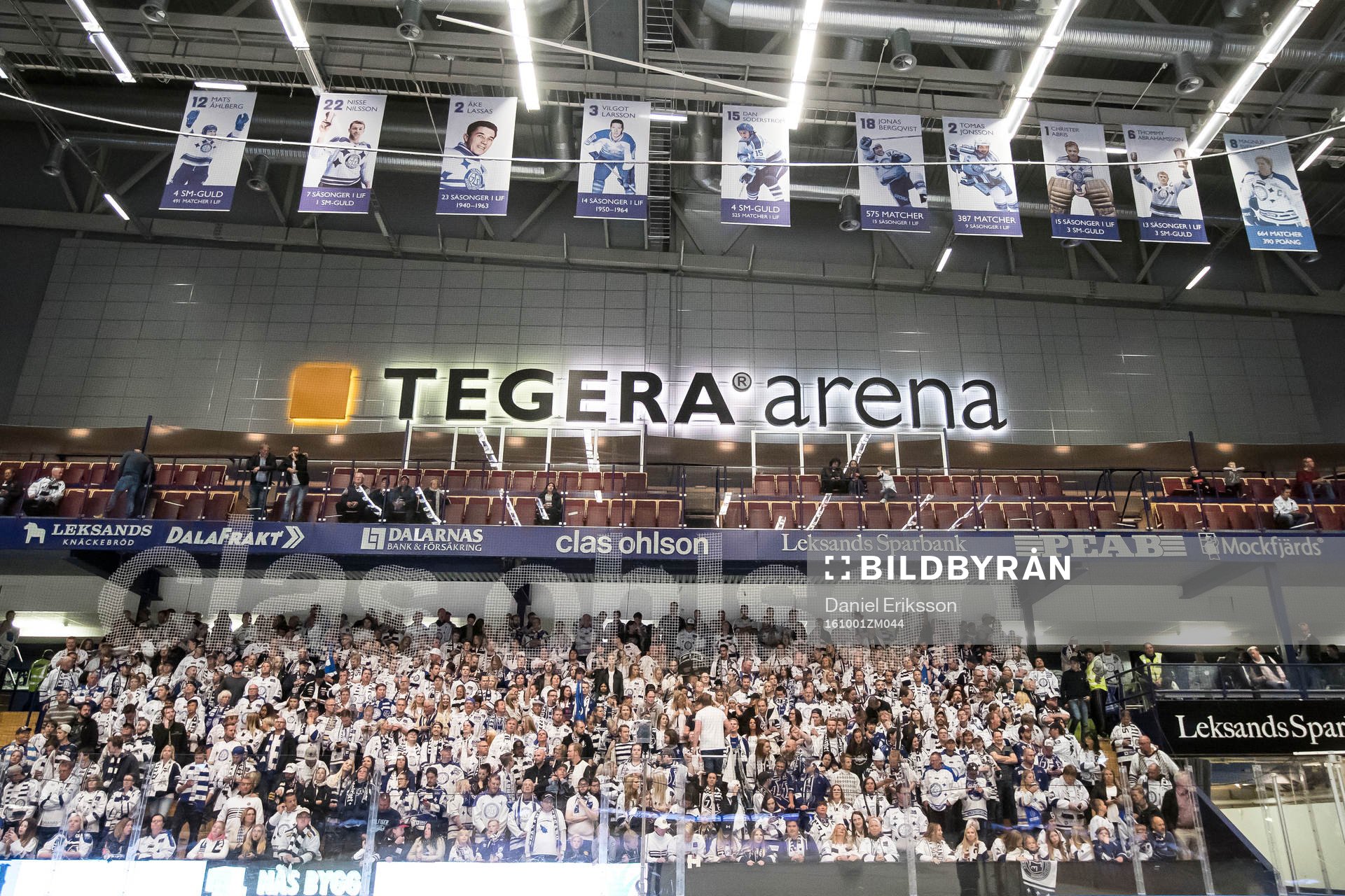 Hissade flaggor i taket på Tegera Arena i ishockeymatchen