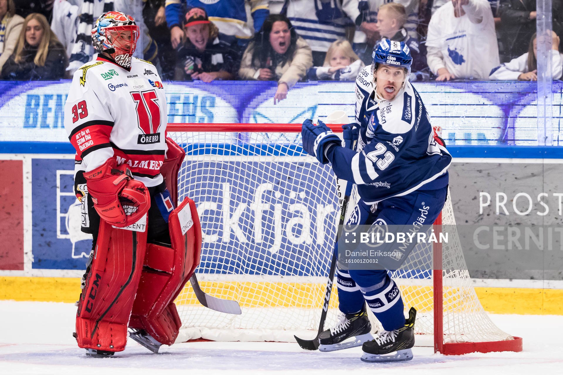 Leksands Sondre Olden åker in i målet bakom Örebros
