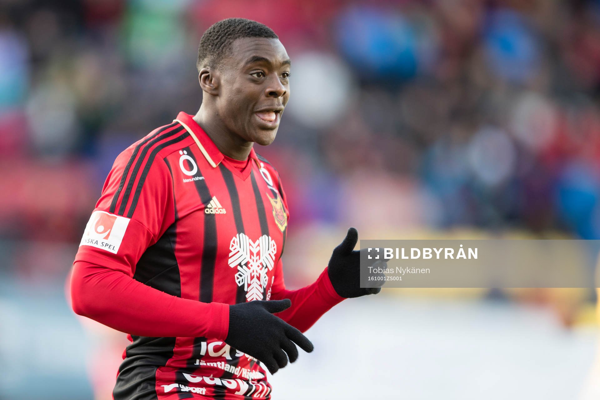 Östersunds Ken Sema dansar efter att han gjort 6-1 målet under fotbollsmatchen i Allsvenskan mellan Östersund och Falkenberg den 1 oktober 2016 i Östersund.