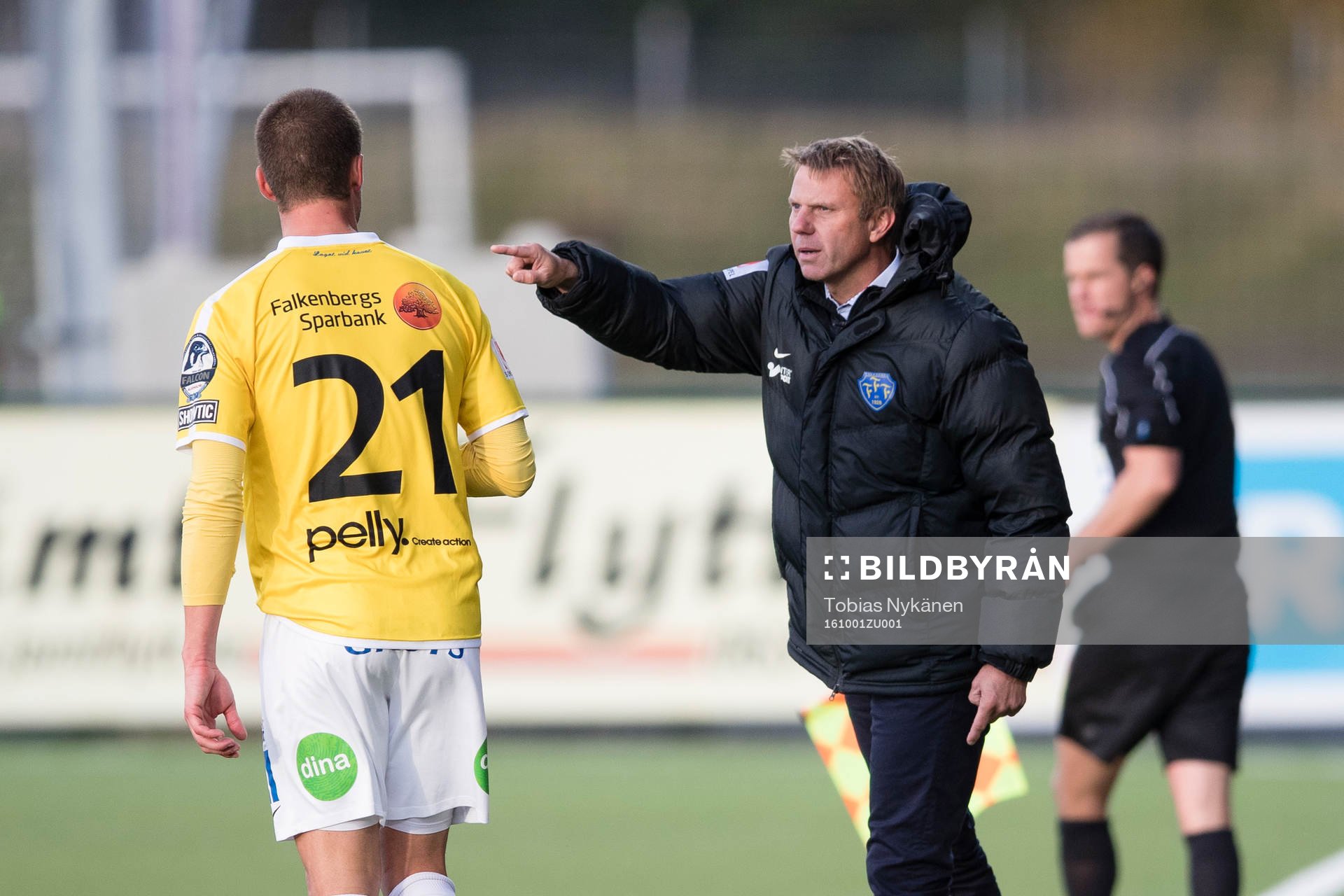 Falkenbergs tränare Hans Eklund pratar med Thomas