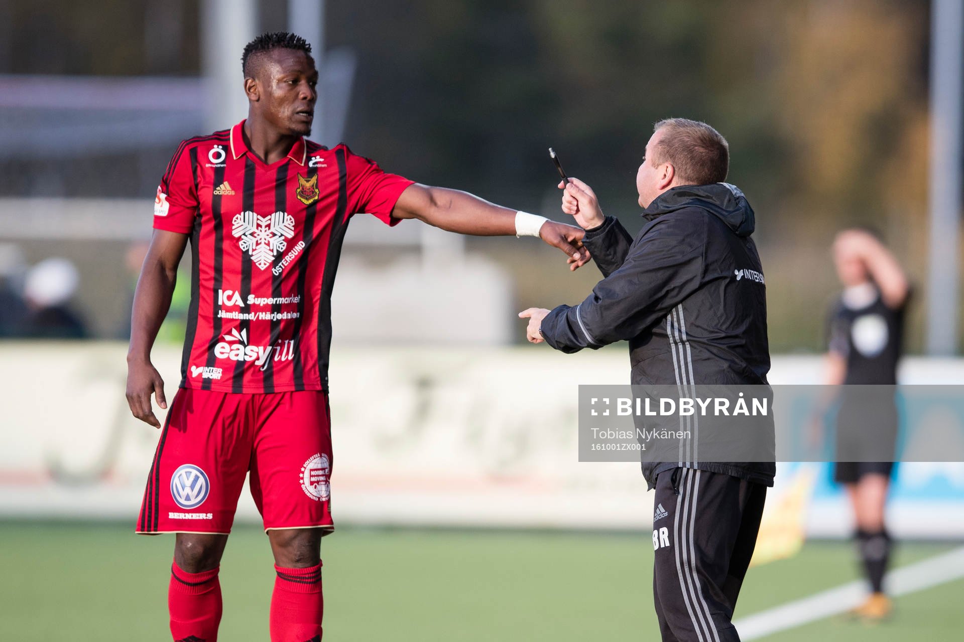 Östersunds assisterande tränare Billy Reid pratar med
