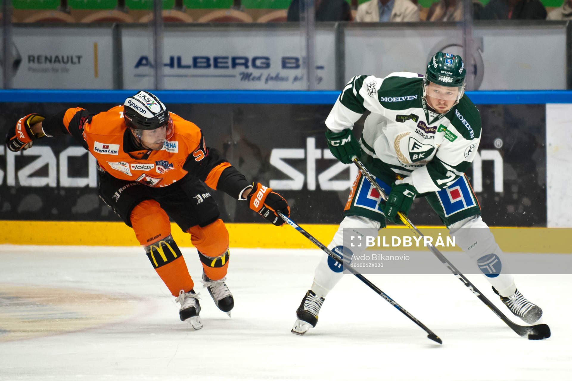 Karlskronas Alexander Deilert jagar Färjestads Rasmus