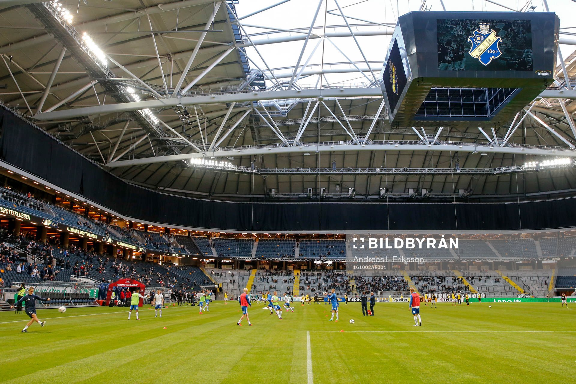 Norrköpings spelare värmer upp före fotbollsmatchen i