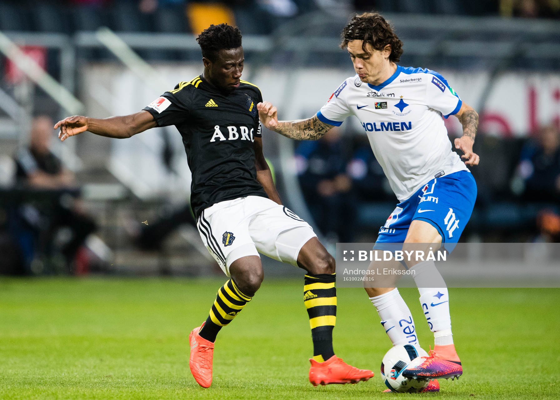 s Ebenezer Ofori i kamp om bollen med Norrköpings David