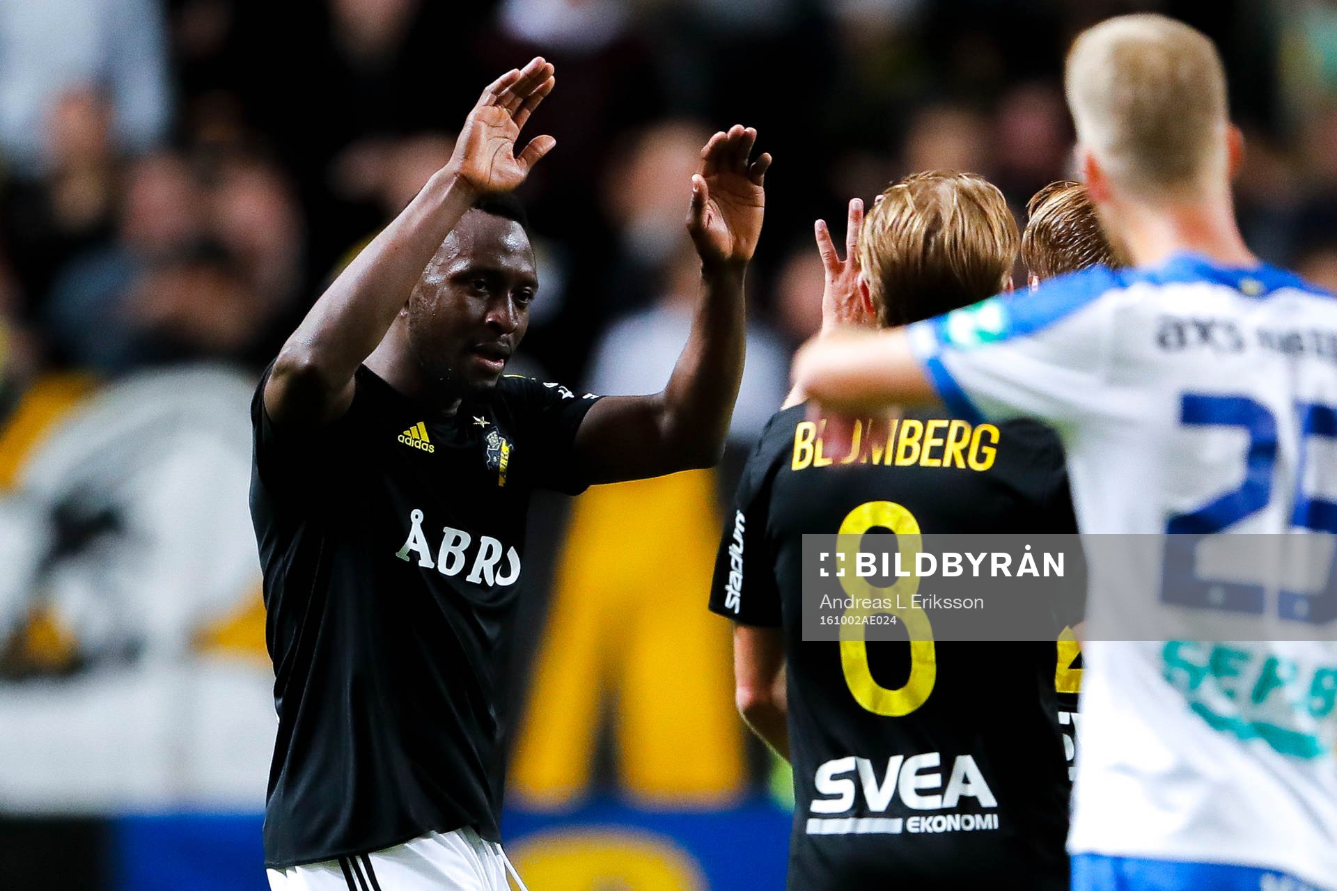 s Chinedu Ogbuke Obasi jublar