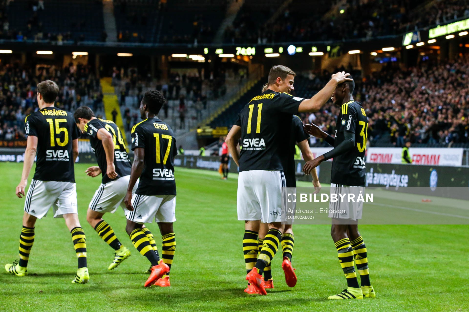 s Eero Markkanen och Alexander Isak jublar