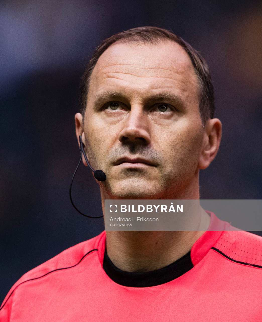 Domare Jonas Eriksson innan fotbollsmatchen i Allsvenskan