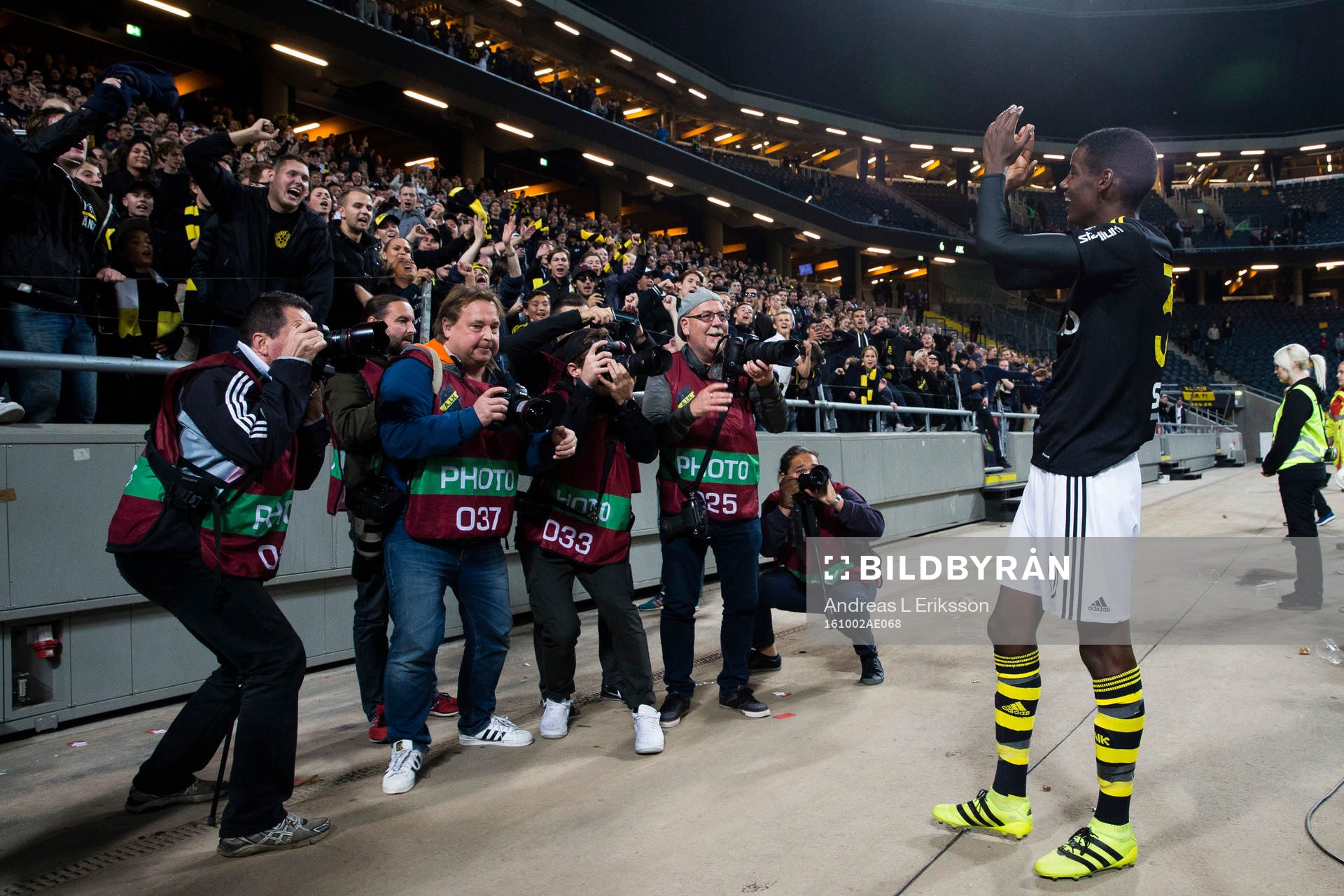 AIK:s Alexander Isak jublar tillsammans med supportrarna efter fotbollsmatchen i Allsvenskan mellan AIK och Norrköping den 2 oktober 2016 i Stockholm.