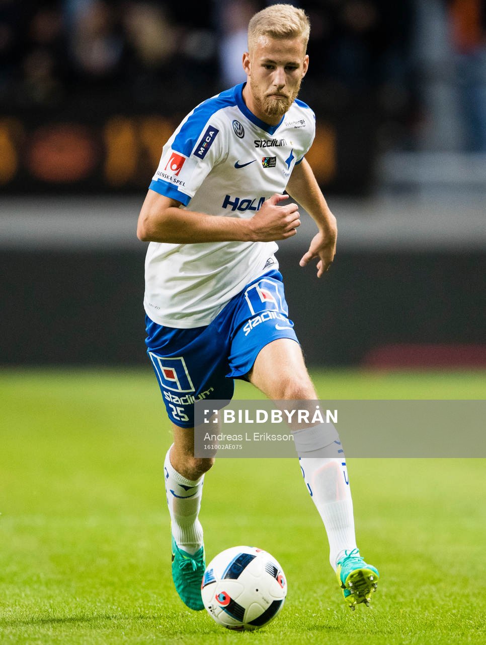 Norrköpings Filip Dagerstål med bollen