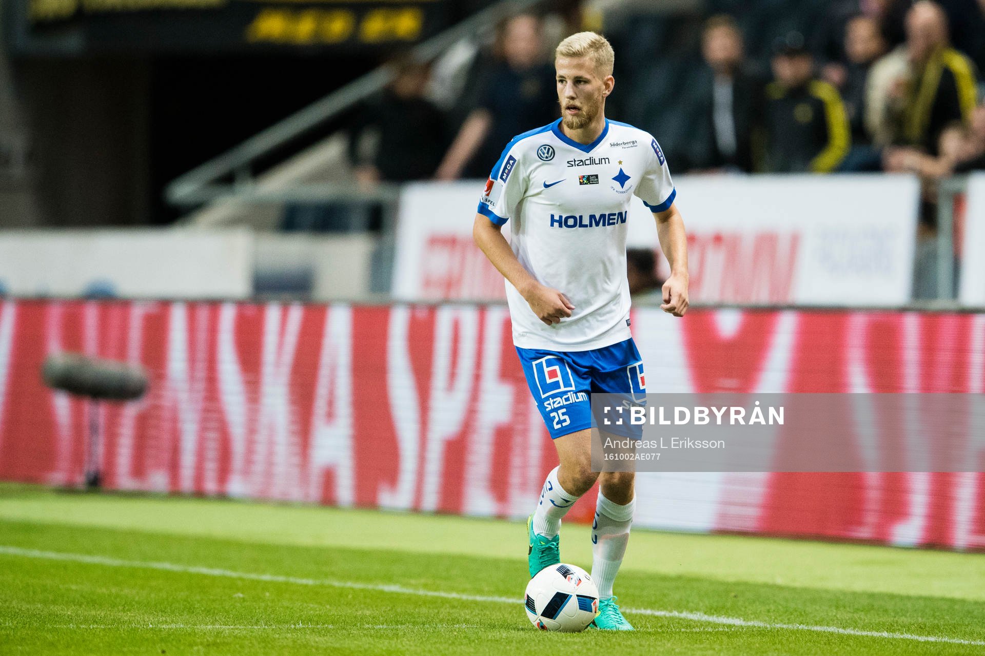 Norrköpings Filip Dagerstål med bollen