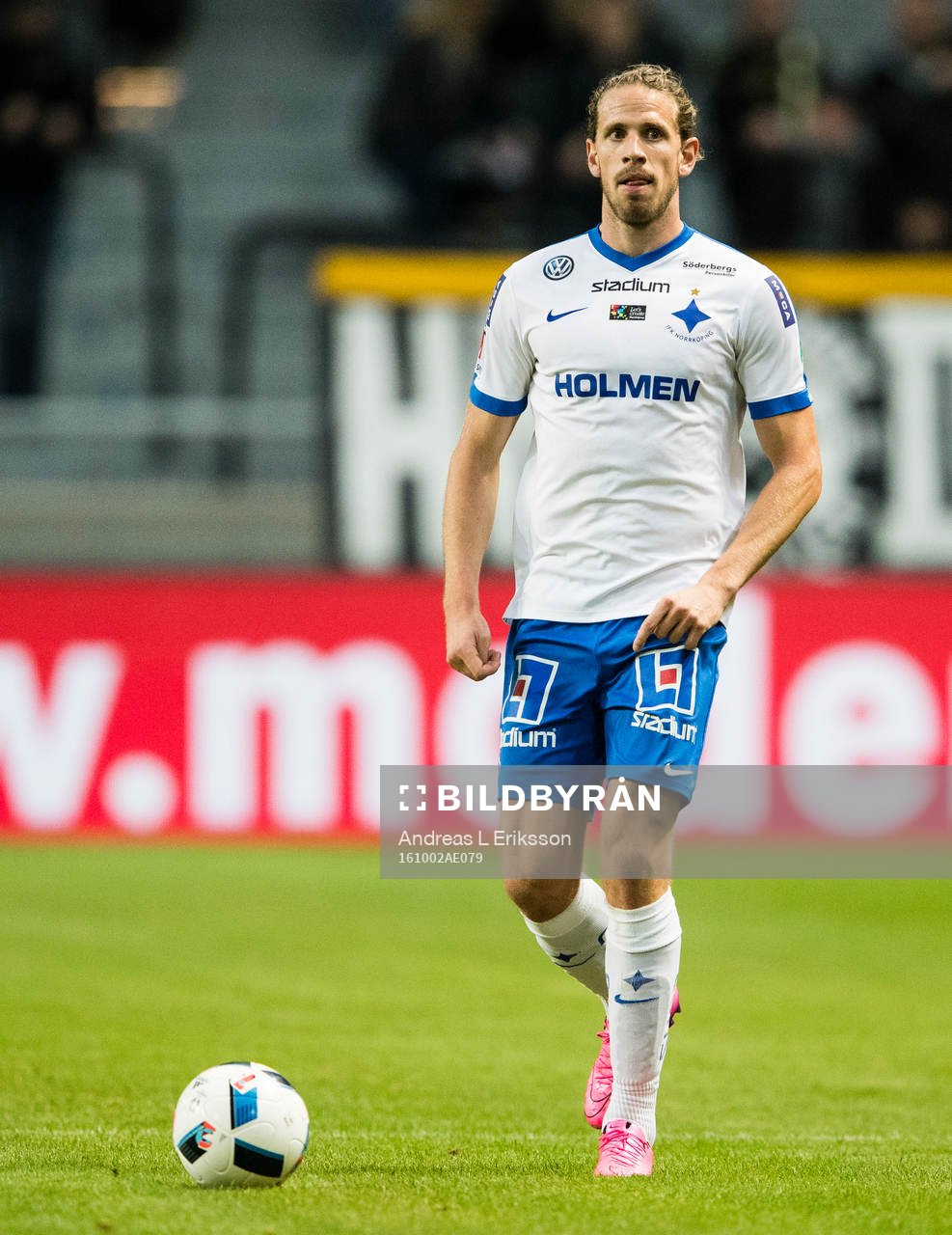 Norrköpings Andreas Hadenius med bollen