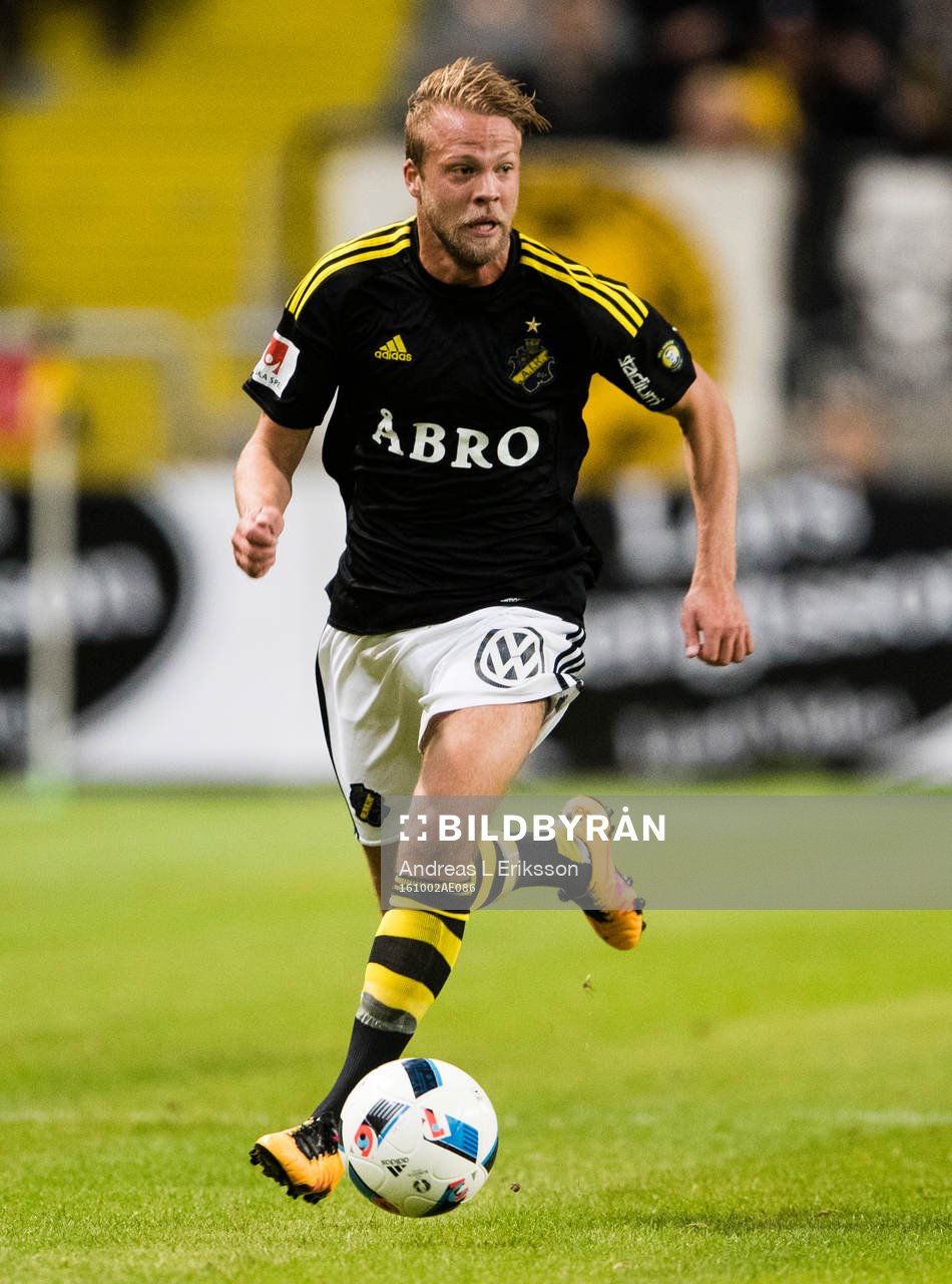 s Daniel Sundgren med bollen