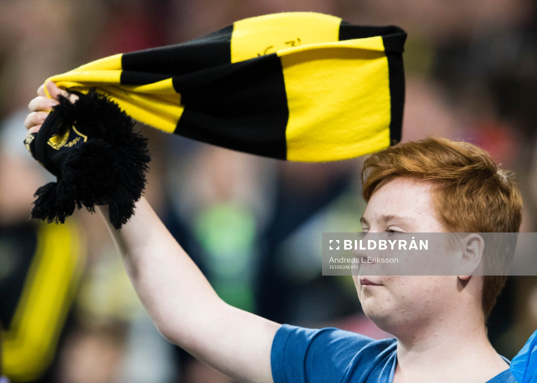 En supporter till AIK viftar med en halsduk