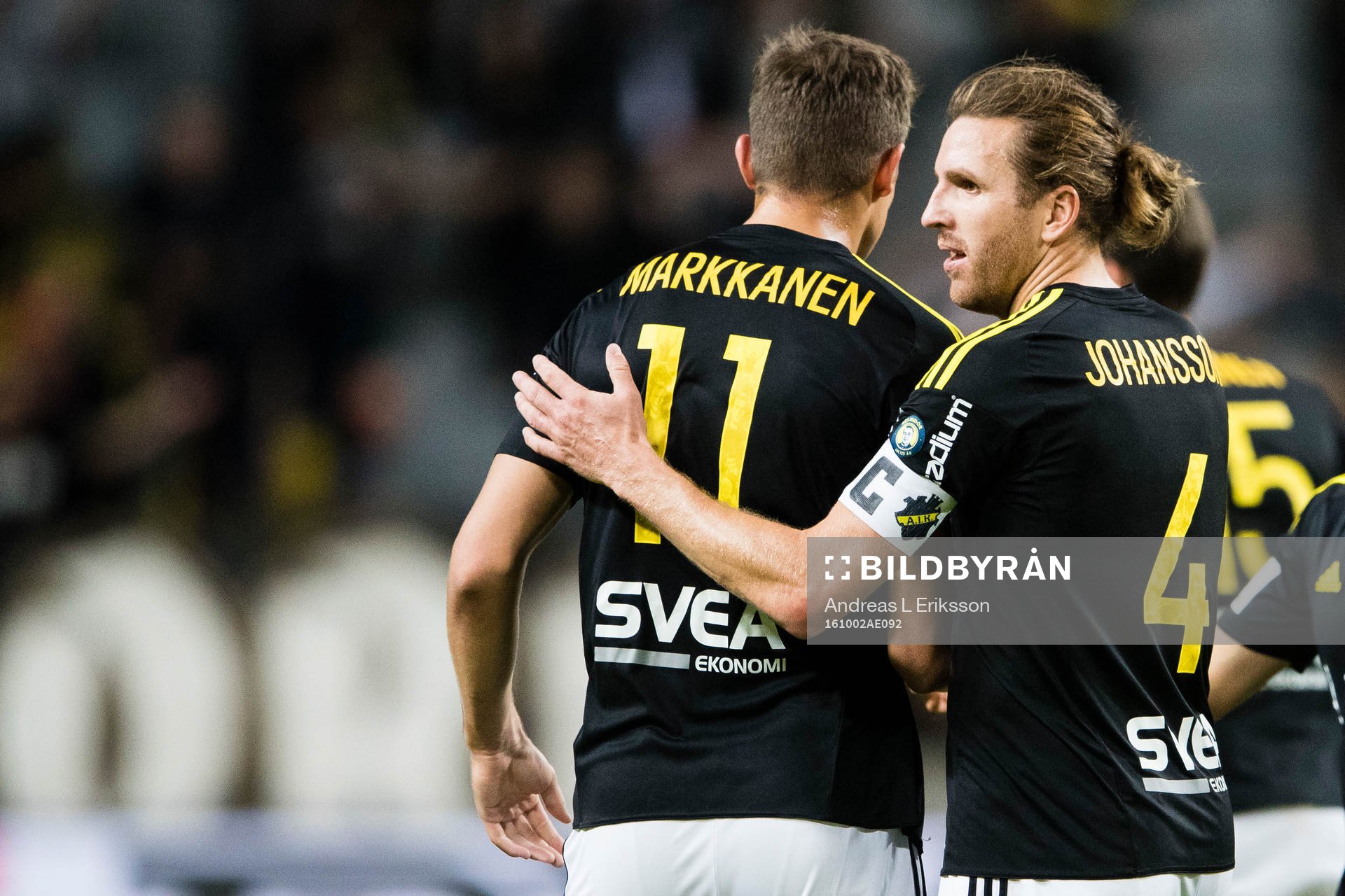 s Nils-Eric Johansson gratulerar AIK:s Eero Markkanen till