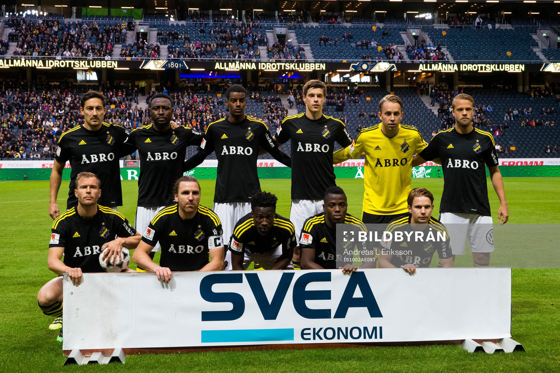 AIK:s startelva innan fotbollsmatchen i Allsvenskan mellan AIK och Norrköping den 2 oktober 2016 i Stockholm. Övre raden från vänster: Stefan Ishizaki, Chinedu Ogbuke Obasi, Alexander Isak, Sauli Väisänen, målvakt Patrik Carlgren och Daniel Sundgren. Nedre raden från vänster: Per Karlsson, Nils-Eric Johansson, Ebenezer Ofori, Patrick Kpozo och Johan Blomberg.