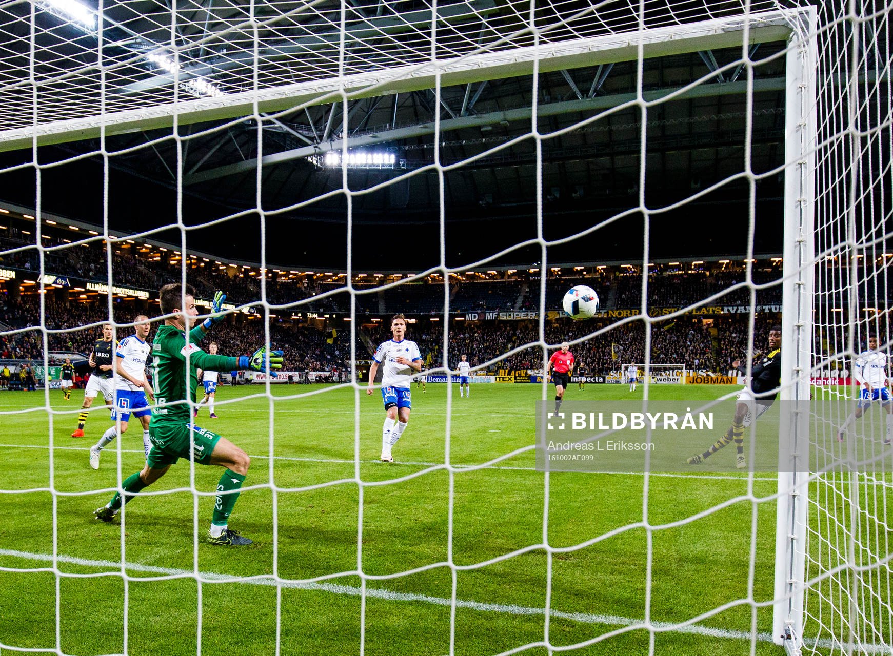s Alexander Isak gör 5-0 bakom Norrköpings målvakt
