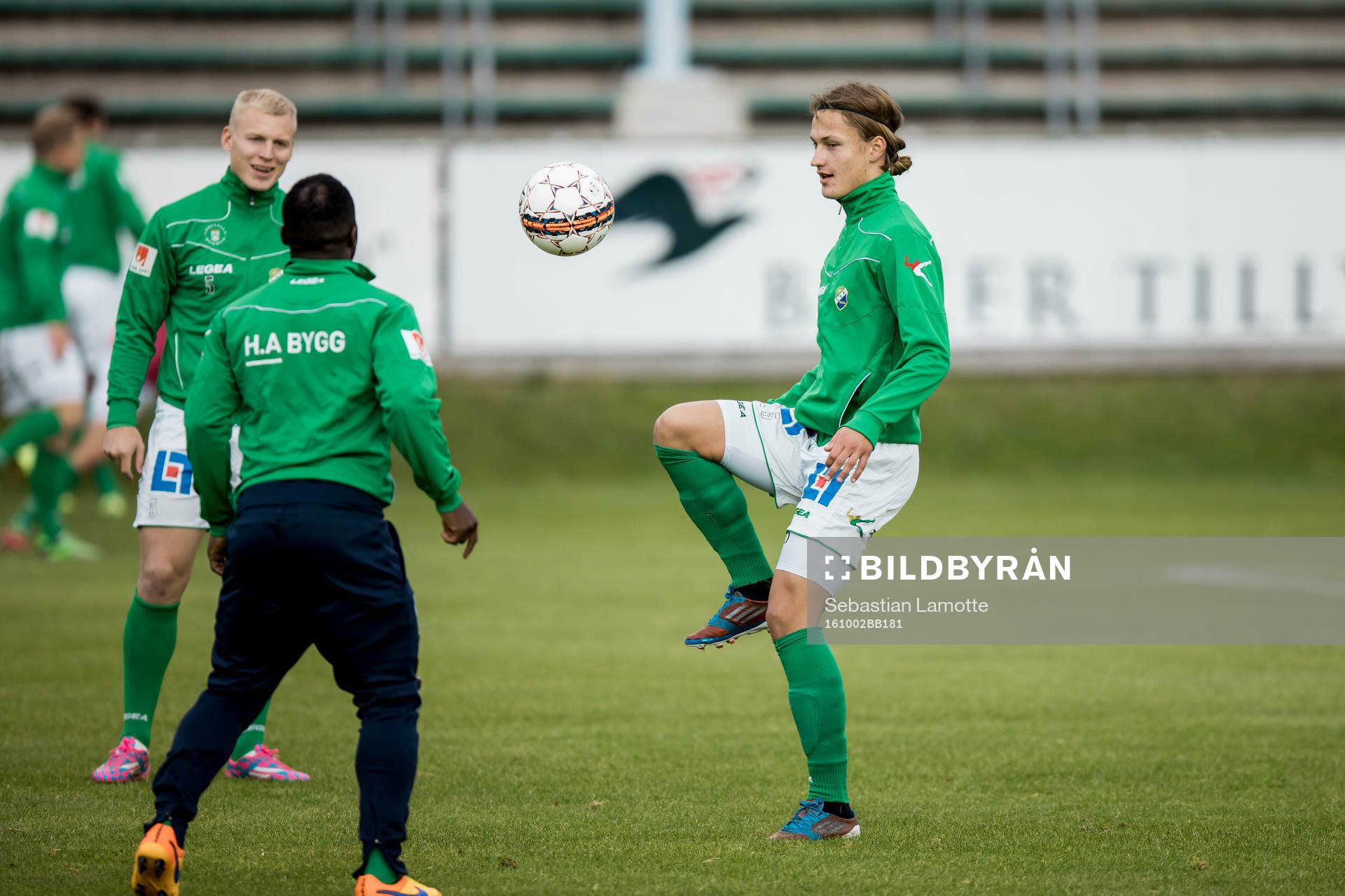 Ljungskiles  spelare värmer upp