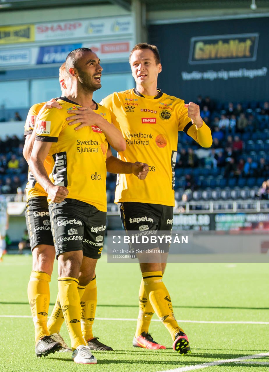 Elfsborgs Issam Jebali (m) gör 1-2 och  gratuleras av Per