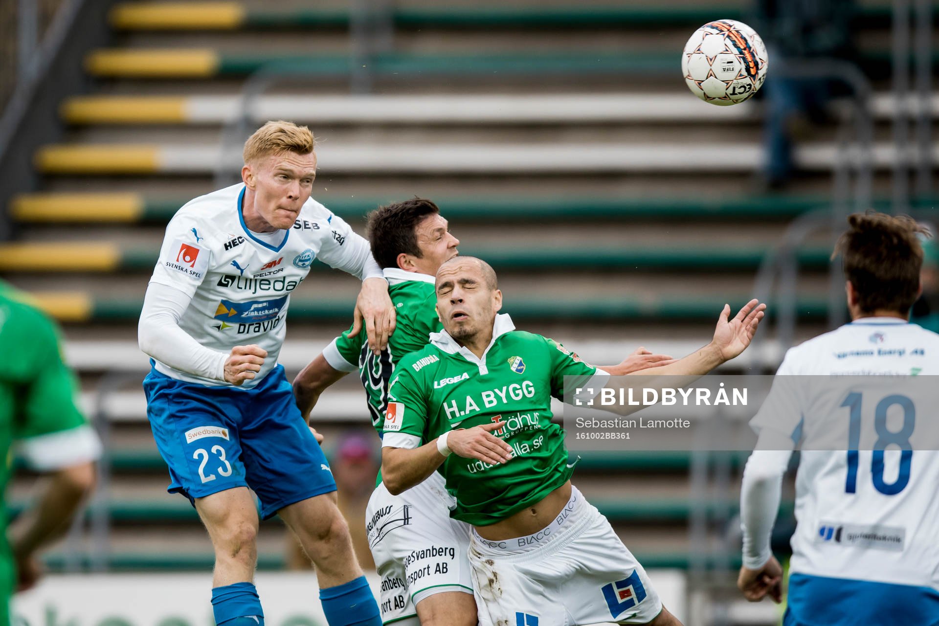 Värnamos David Engström i duell med Ljungskiles Ahmed El-Amrani och Hannes Stiller under fotbollsmatchen i Superettan mellan Ljungskile och Värnamo den 2 Oktober 2016 i Ljungskile.