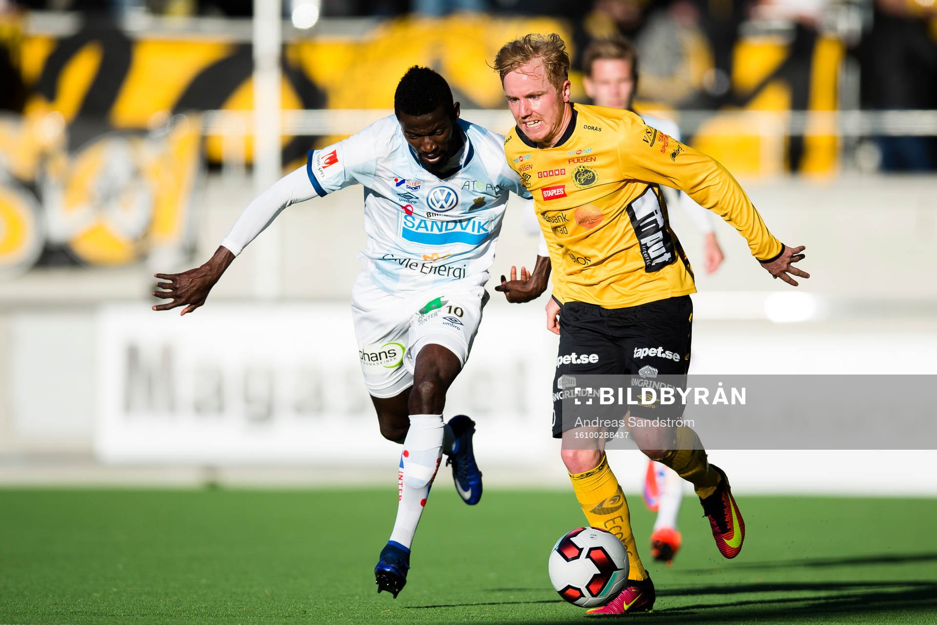 Gefles Dioh Williams och Elfsborgs Simon Lundevall under fotbollsmatchen i Allsvenskan mellan Gefle och Elfsborg den 2 Oktober 2016 i Gävle.