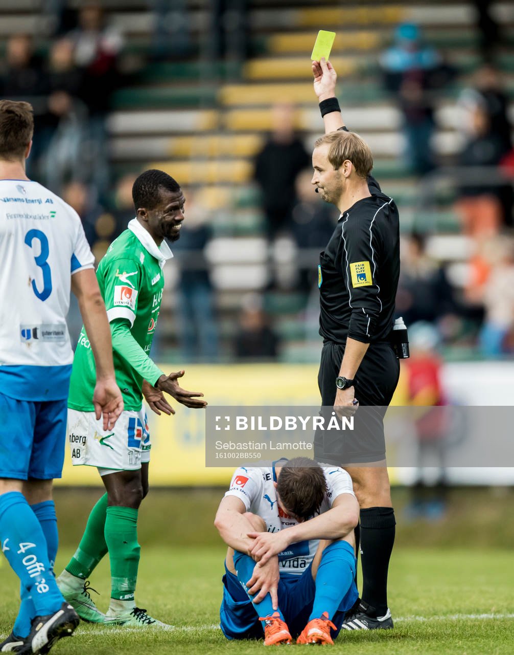 Ljungskiles Yussif Chibsah får gult kort av domare Jim