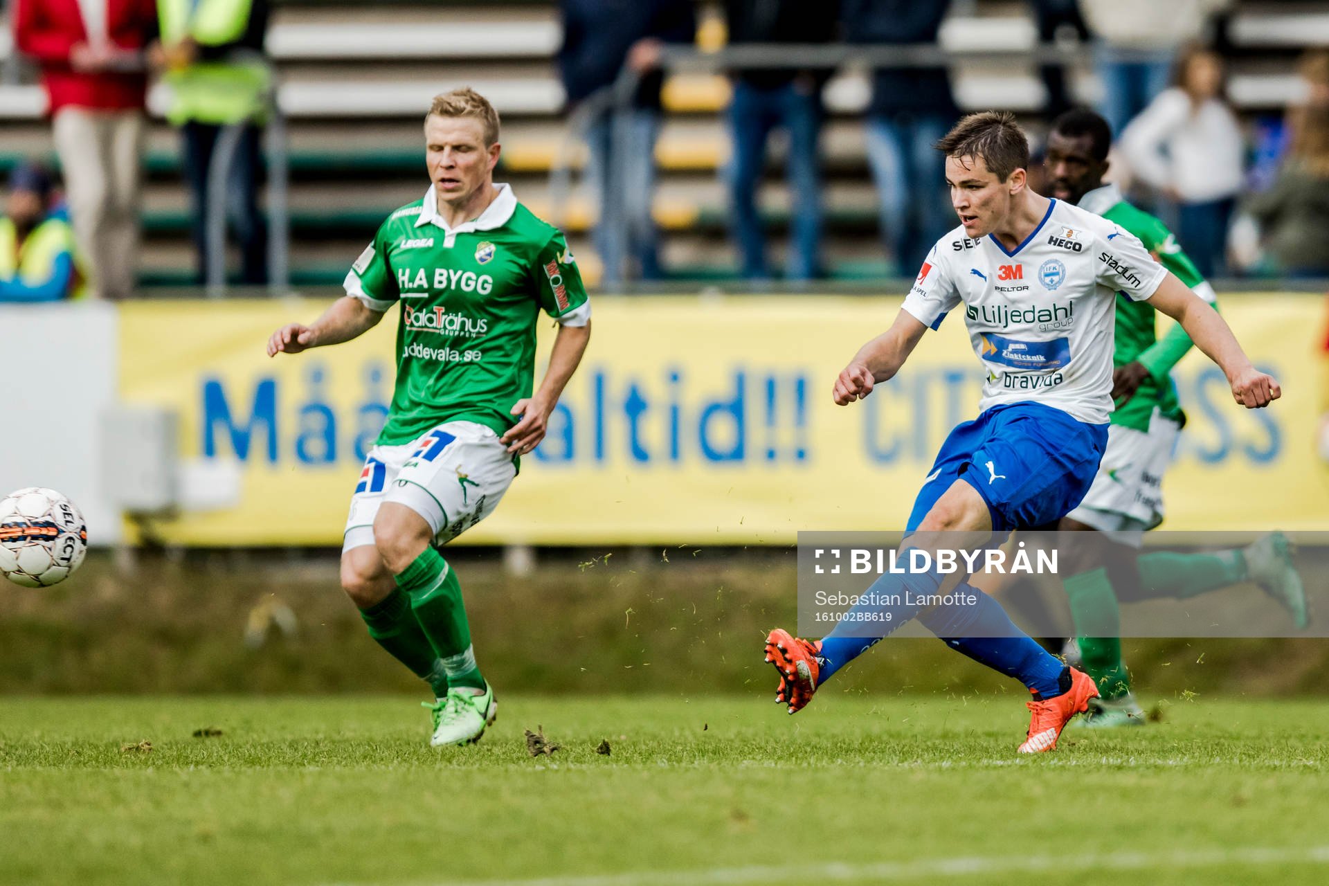 Värnamos Oskar Johanssonunder fotbollsmatchen i Superettan