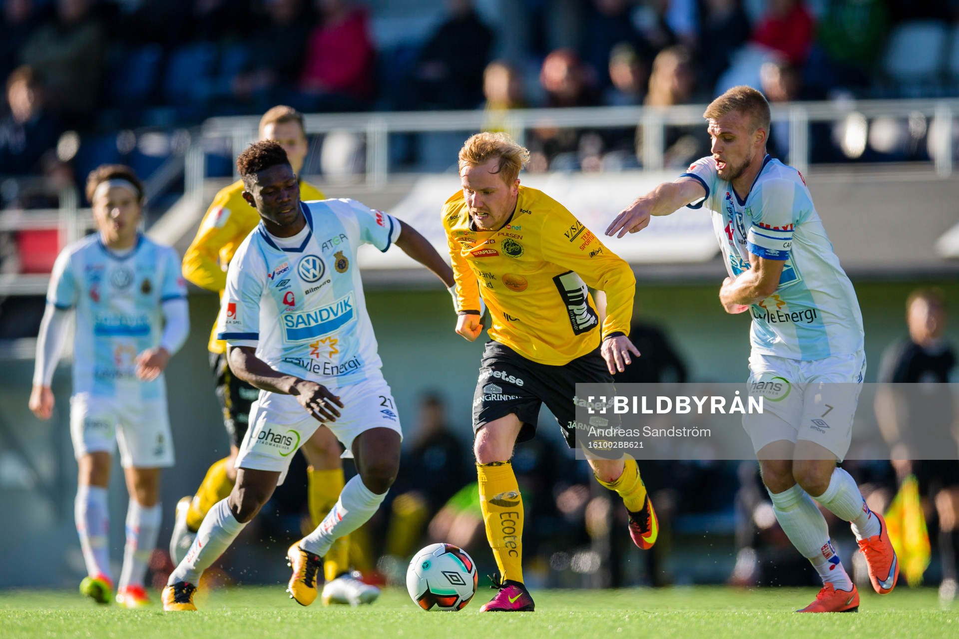 Elfsborgs Simon Lundevall utmanar Gefles Kwame Bonsu (v)