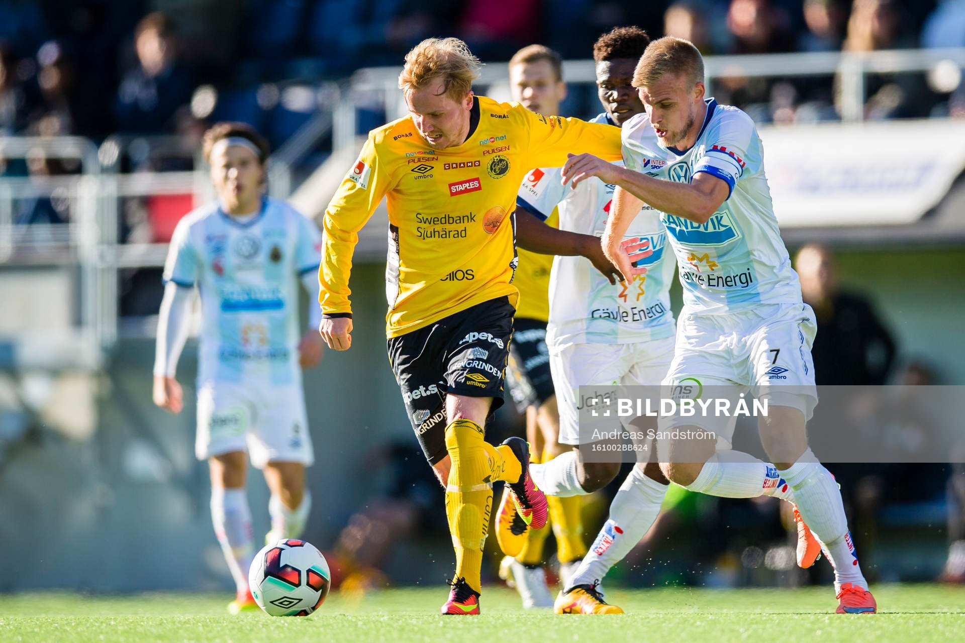 Elfsborgs Simon Lundevall i kamp om bollen med Gefles Robin