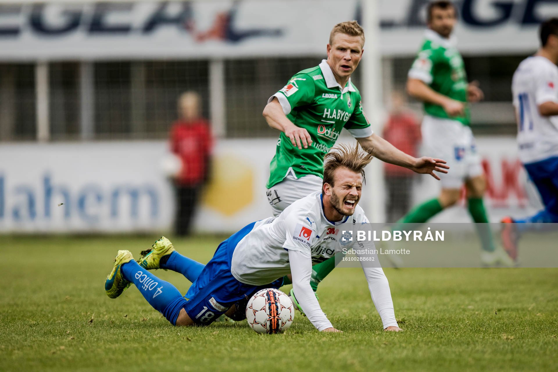 Värnamos Simon Nilsson får en tackling av Ljungskiles