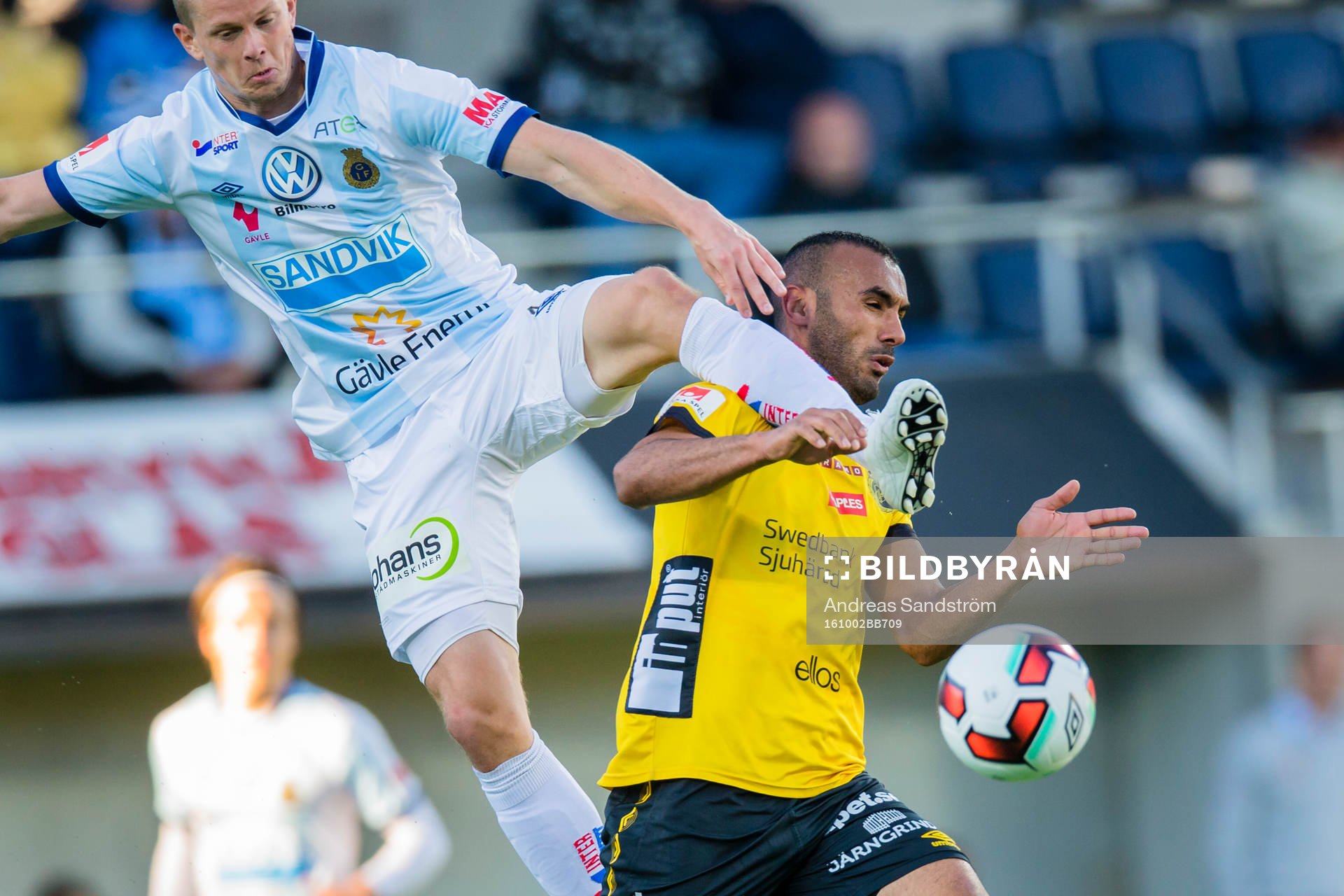 Gefles Anton Lans i kamp om bollen med Elfsborgs Issam Jebali under fotbollsmatchen i Allsvenskan mellan Gefle och Elfsborg den 2 Oktober 2016 i Gävle.