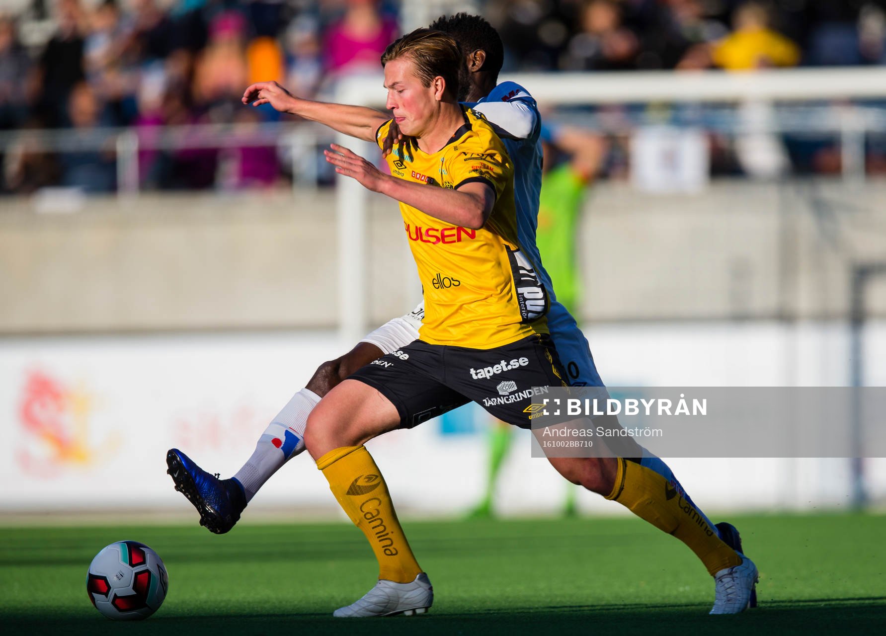 Elfsborgs Simon Olsson i kamp om bollen med Gefles Dioh