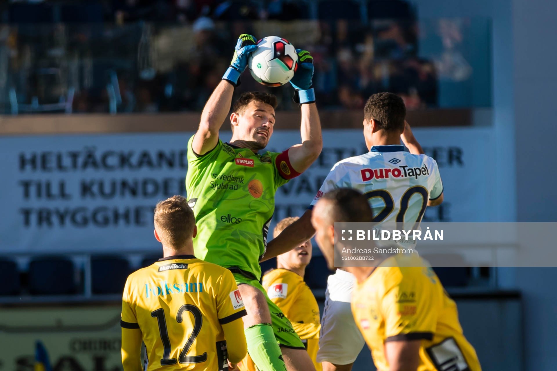 Elfsborgs målvakt Kevin Stuhr Ellegaard plockar ner en boll
