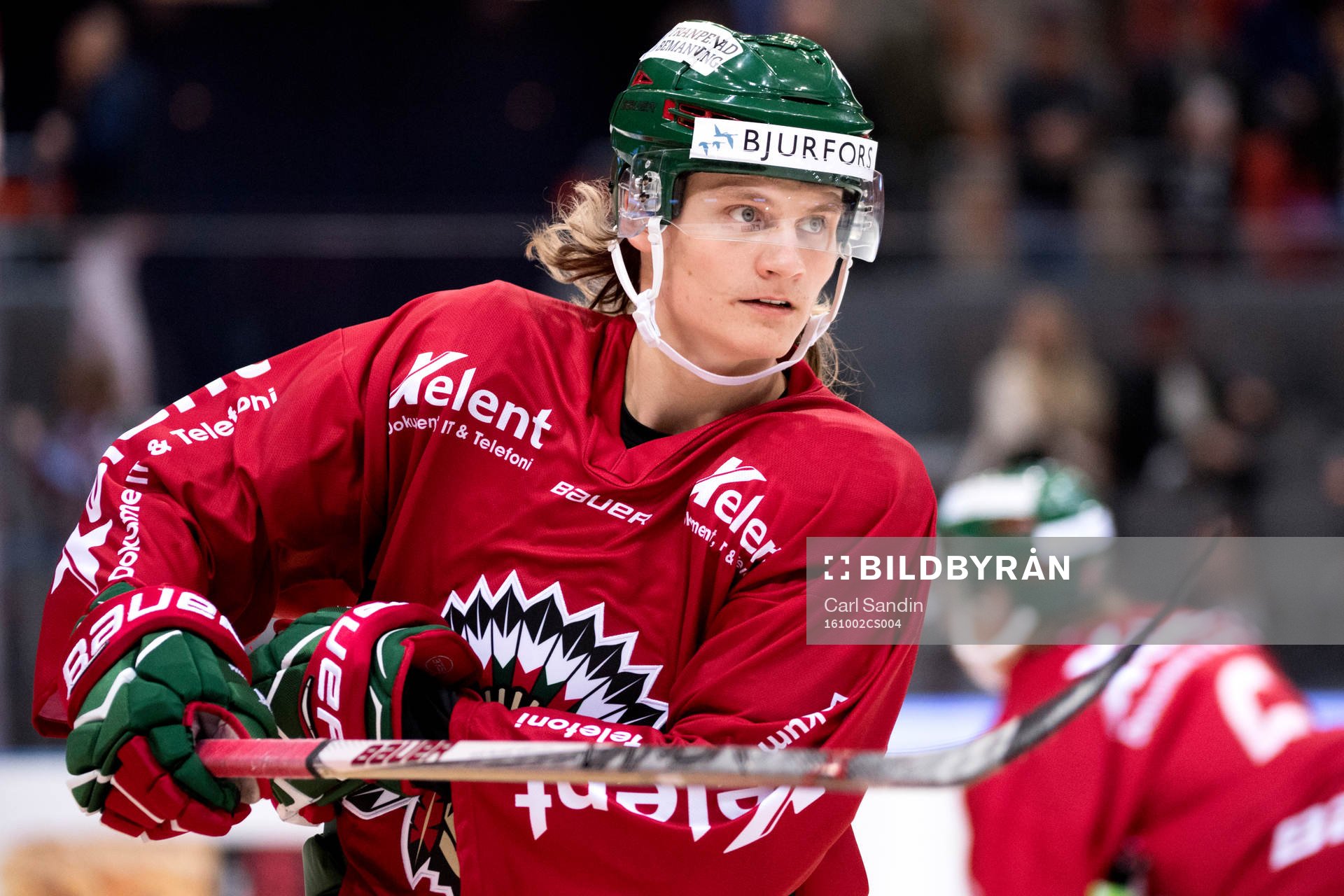 Frölundas Anton Karlsson värmer upp innan ishockeymatchen
