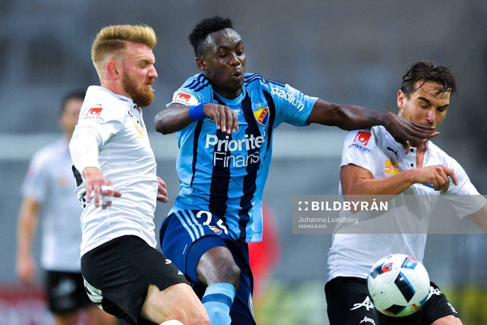 Örebros Michael Almebäck och Nordin Gerzic  försvar mot