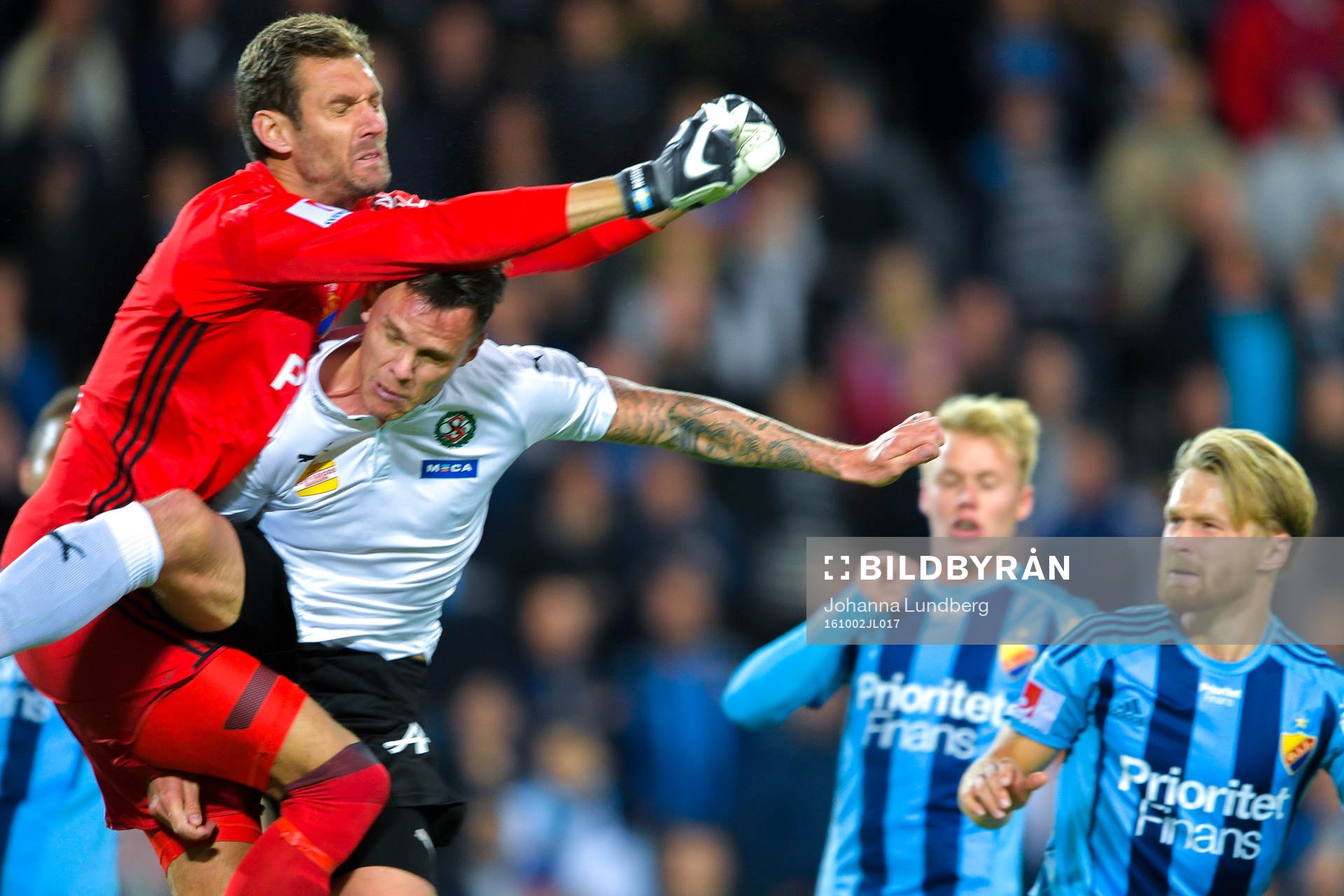 Örebros Erik Moberg kolliderar med Djurgårdens målvakt