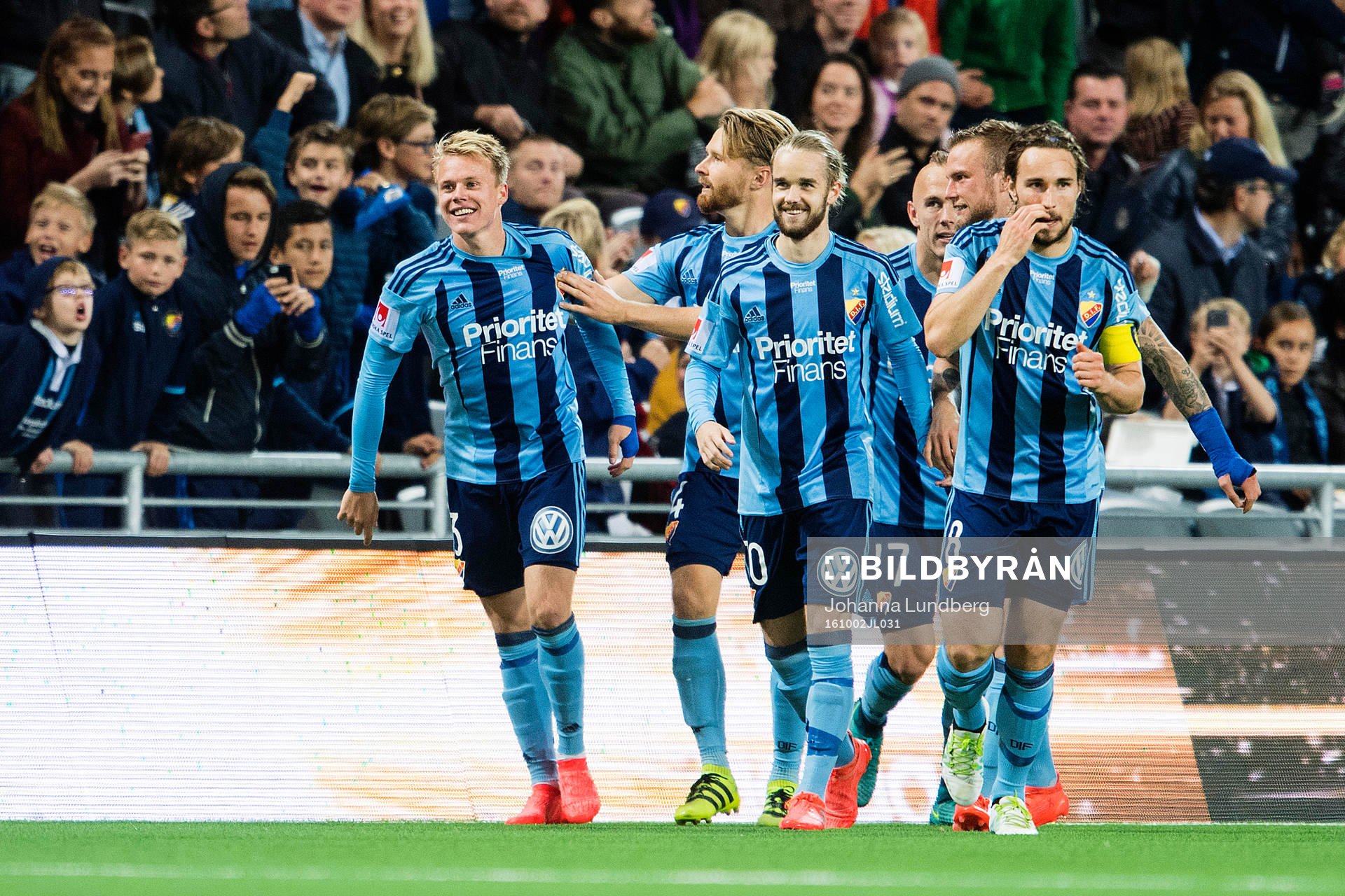 Djurgårdens Elliot Käck gör 3-1 och jublar med Jacob Une Larsson, Daniel Berntsen, Kevin Walker, Magnus Eriksson och Alexander Faltsetas under fotbollsmatchen i Allsvenskan mellan Djurgården och Örebro den 2 oktober 2016 i Stockholm.