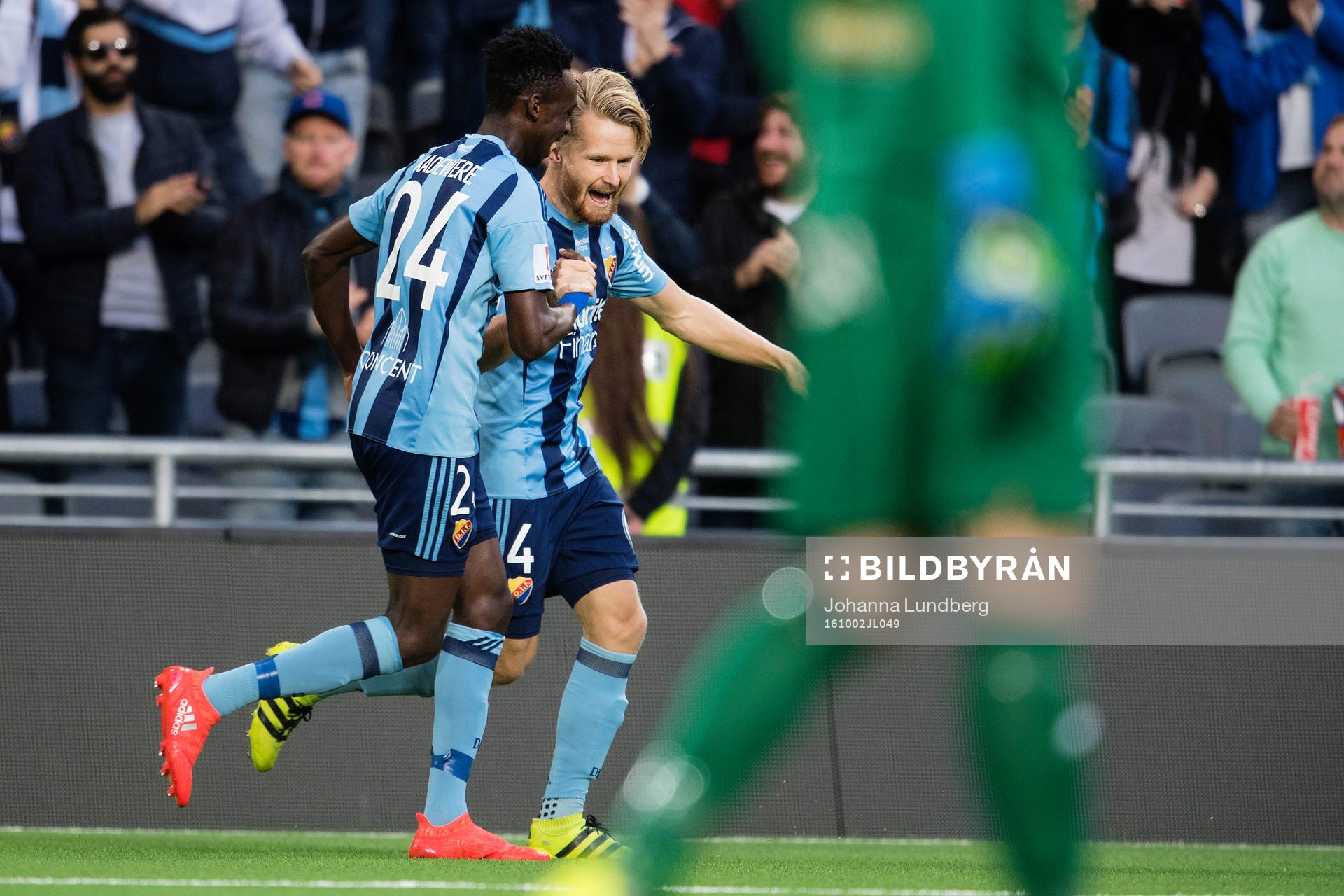 Djurgårdens Jacob Une Larsson (th) gör 1-0 och jublar med