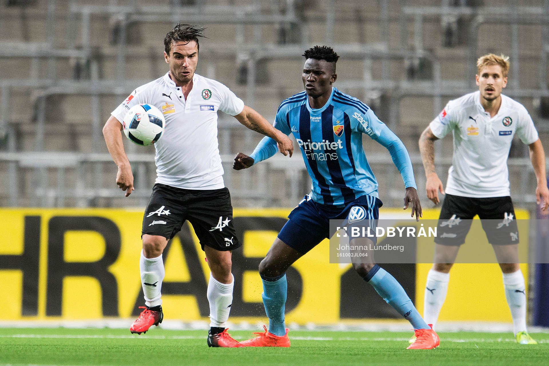 Örebros Nordin Gerzic och Djurgårdens Michael Olunga