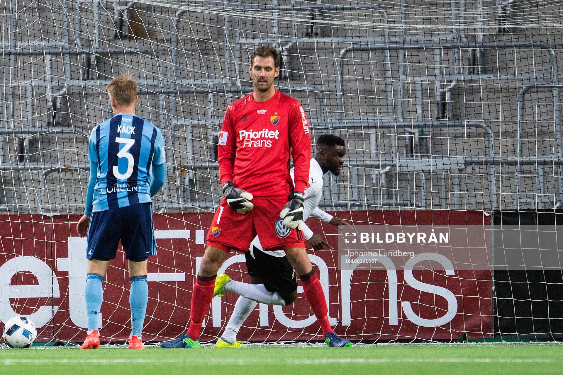 Djurgårdens målvakt Andreas Isaksson deppar