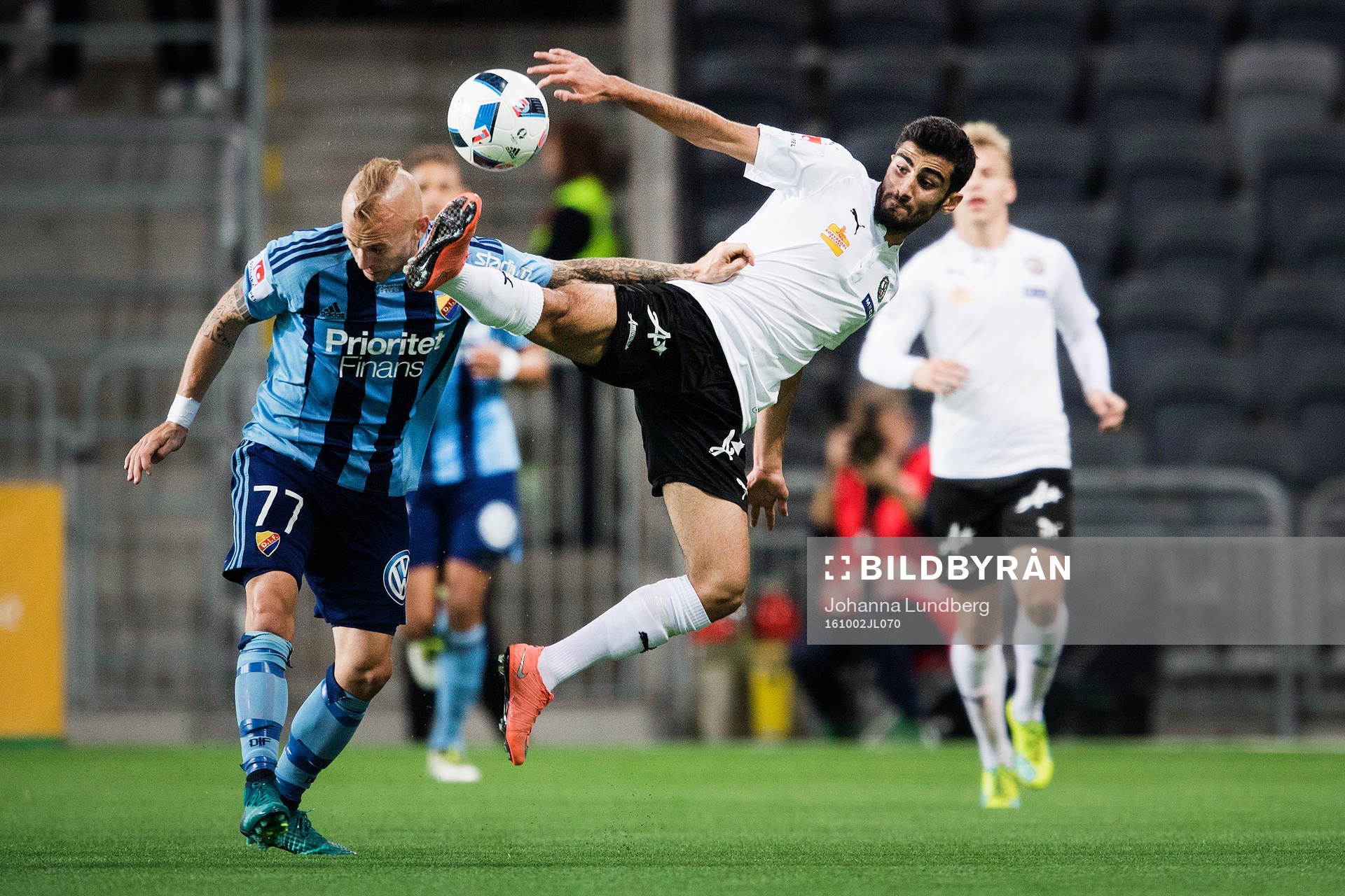 Djurgårdens Magnus Eriksson och Örebros Ferhad Ayaz