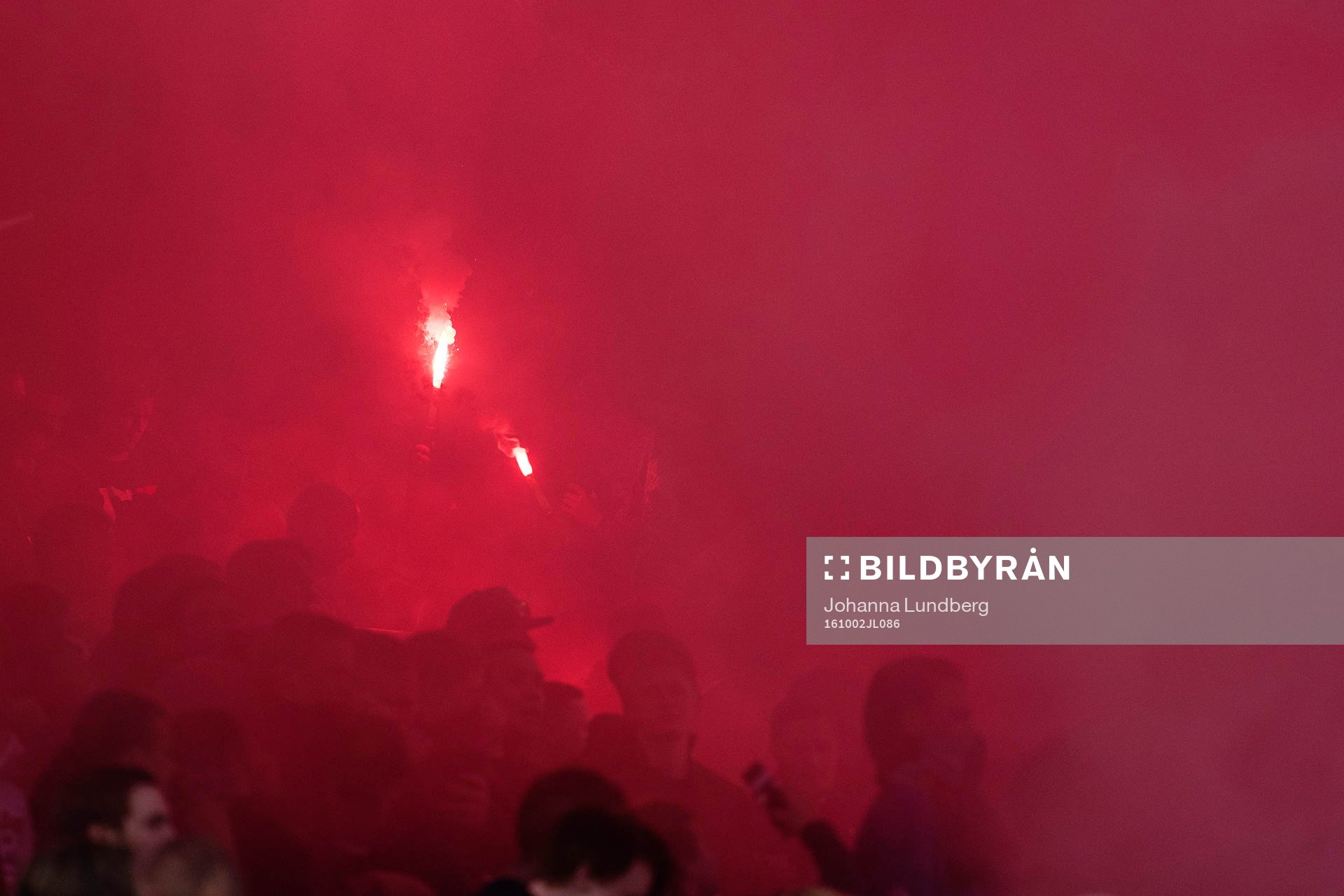 Djurgårdens supportrar tänder bengaler