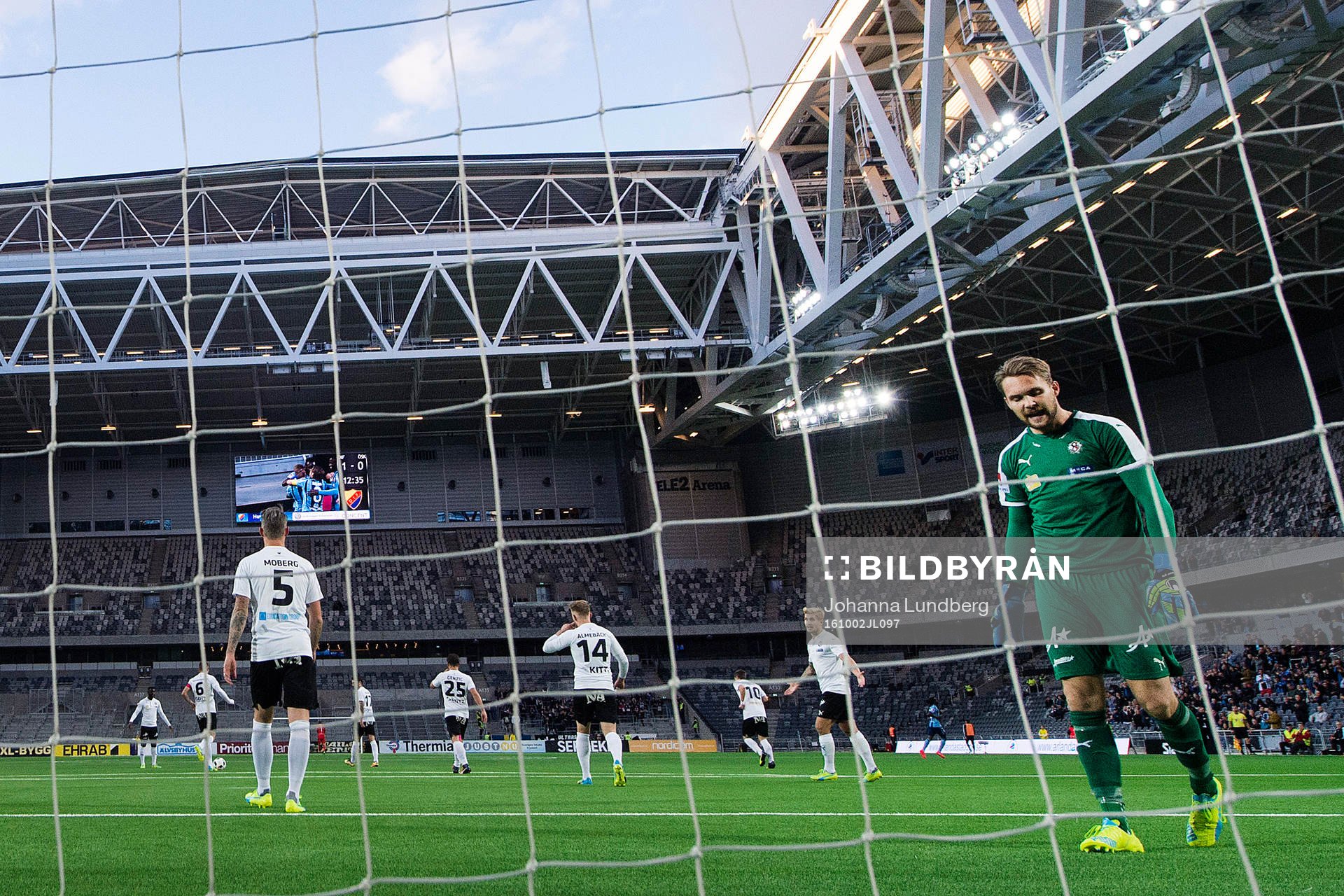 Örebros målvakt Oscar Jansson deppar