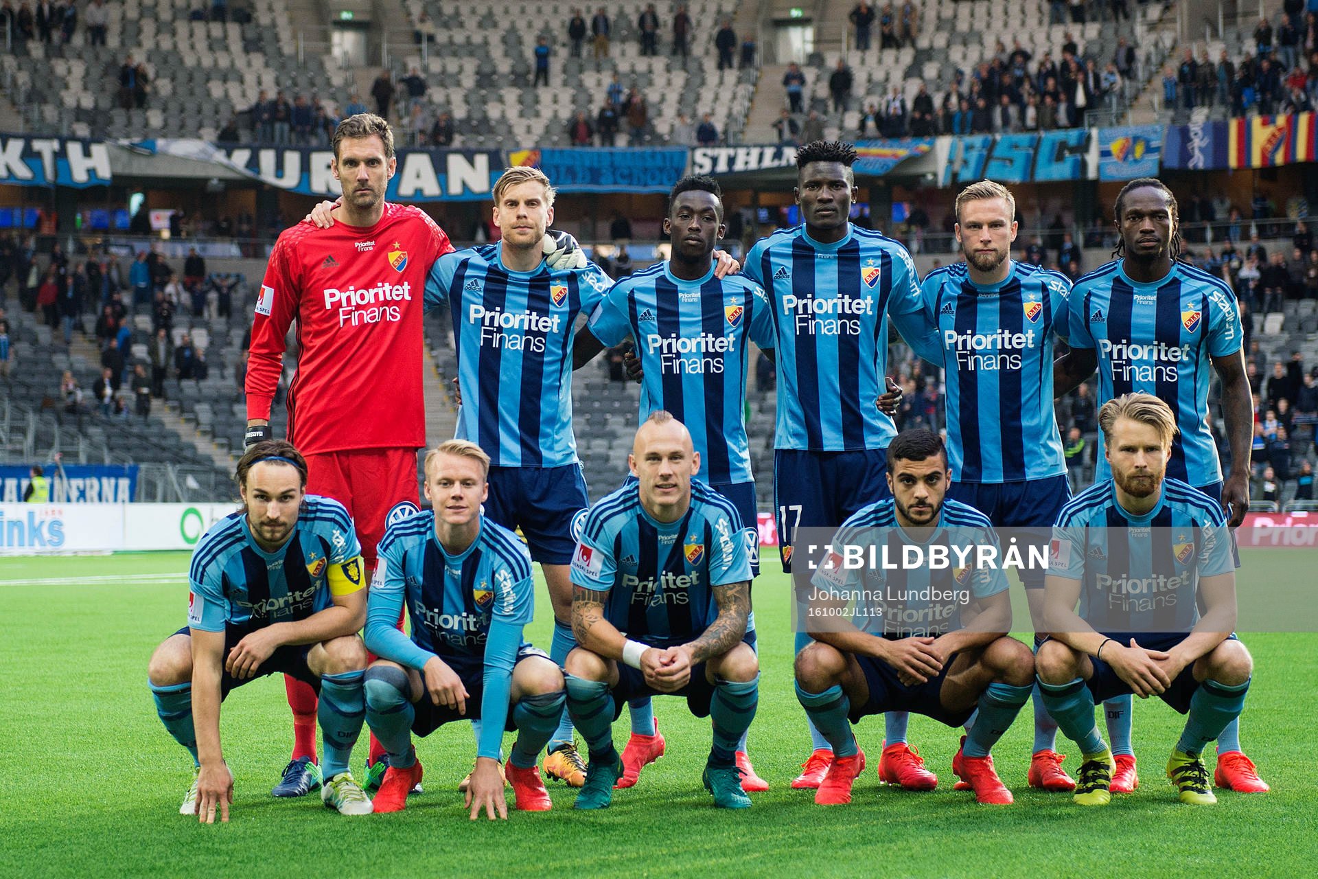 Djurgårdens spelare ställer upp för en lagbild