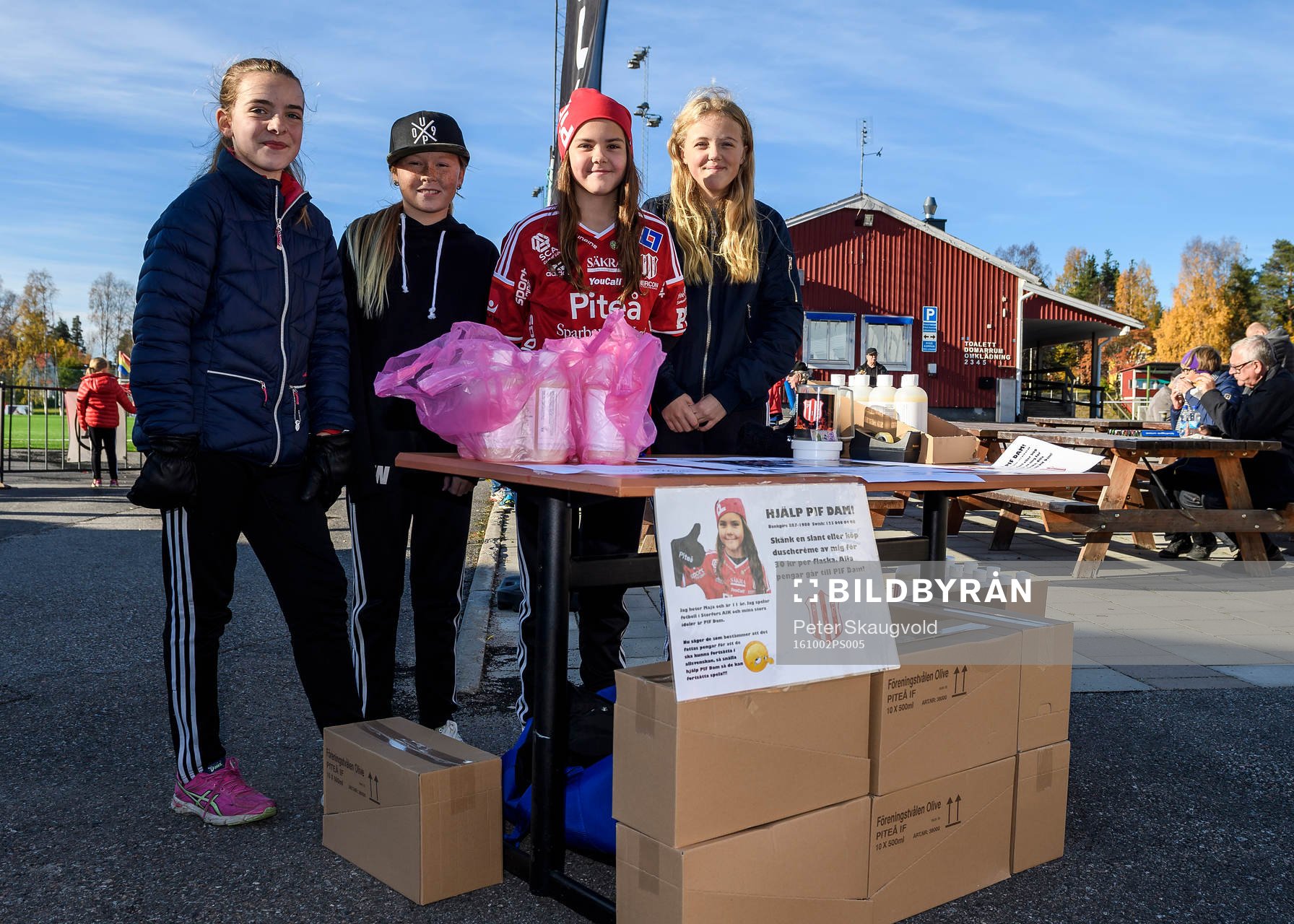 Maja Marklund (i röd tröja) säljer schampo för att