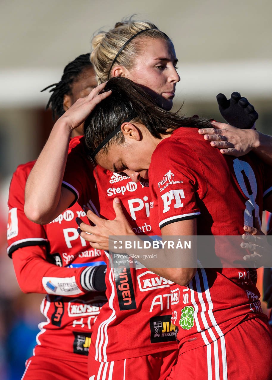 Piteås Emelie Lövgren kramar om Tempest-Marie Norlin efter 2-0 målet under fotbollsmatchen i Damallsvenskan mellan Piteå och Mallbacken den 2 oktober 2016 i Piteå.