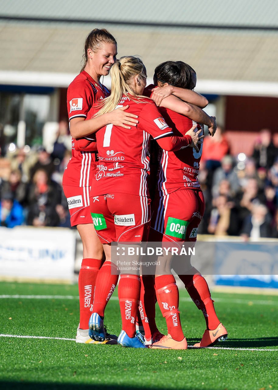Piteås Felicia Karlsson (v) jublar tillsammans med Tempest-Marie Norlin (h) efter sitt 2-0 mål under fotbollsmatchen i Damallsvenskan mellan Piteå och Mallbacken den 2 oktober 2016 i Piteå.
